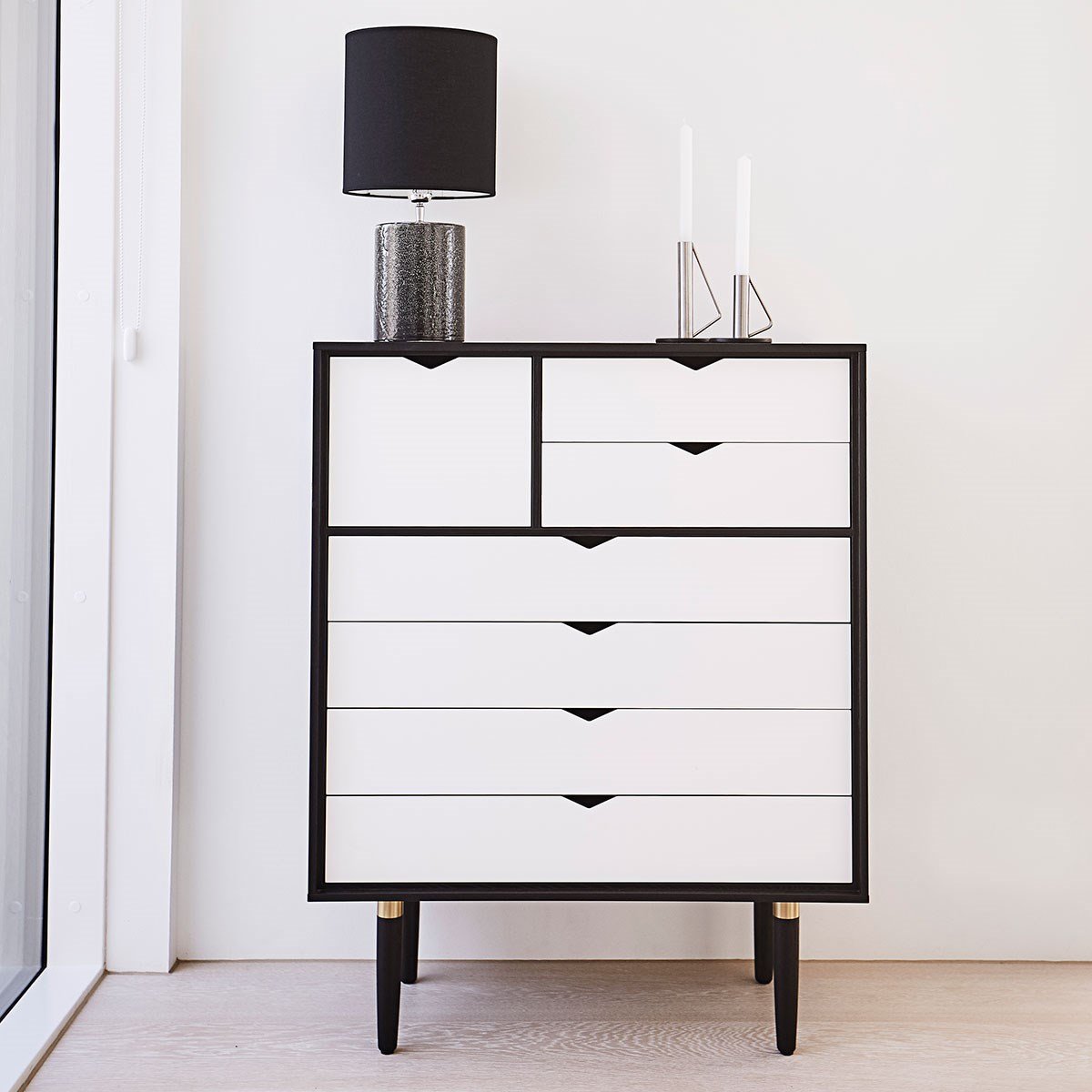 Andersen Furniture S8 Bryst av skuffer svart, hvit front