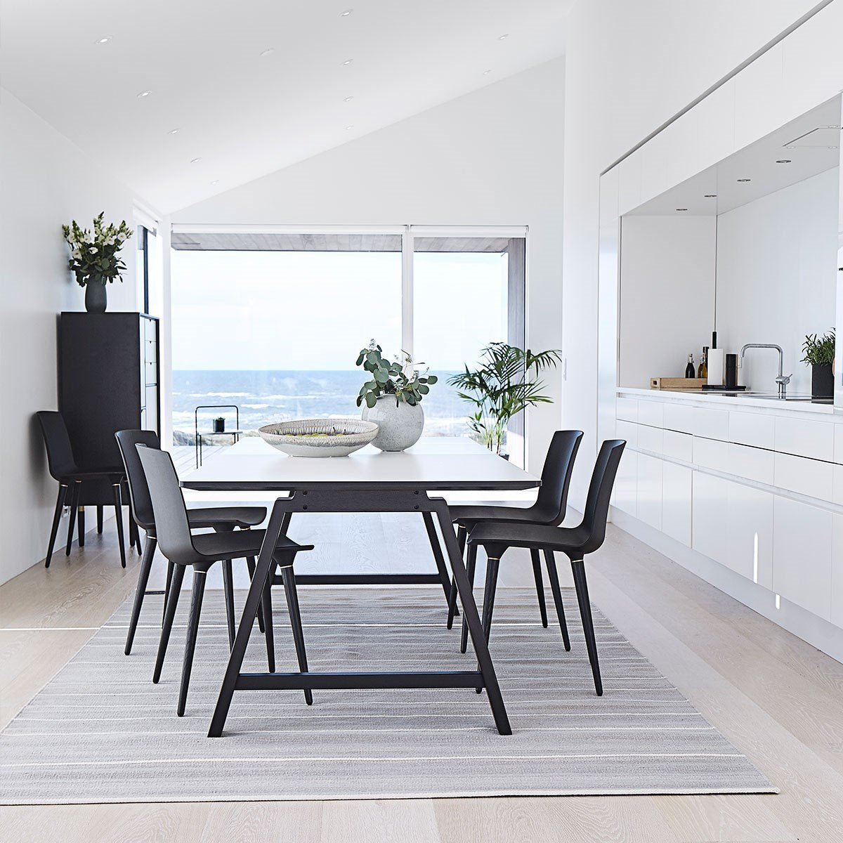 Andersen Furniture T1 Laajennettava pöytä, valkoinen laminaatti, musta kehys, 160 cm
