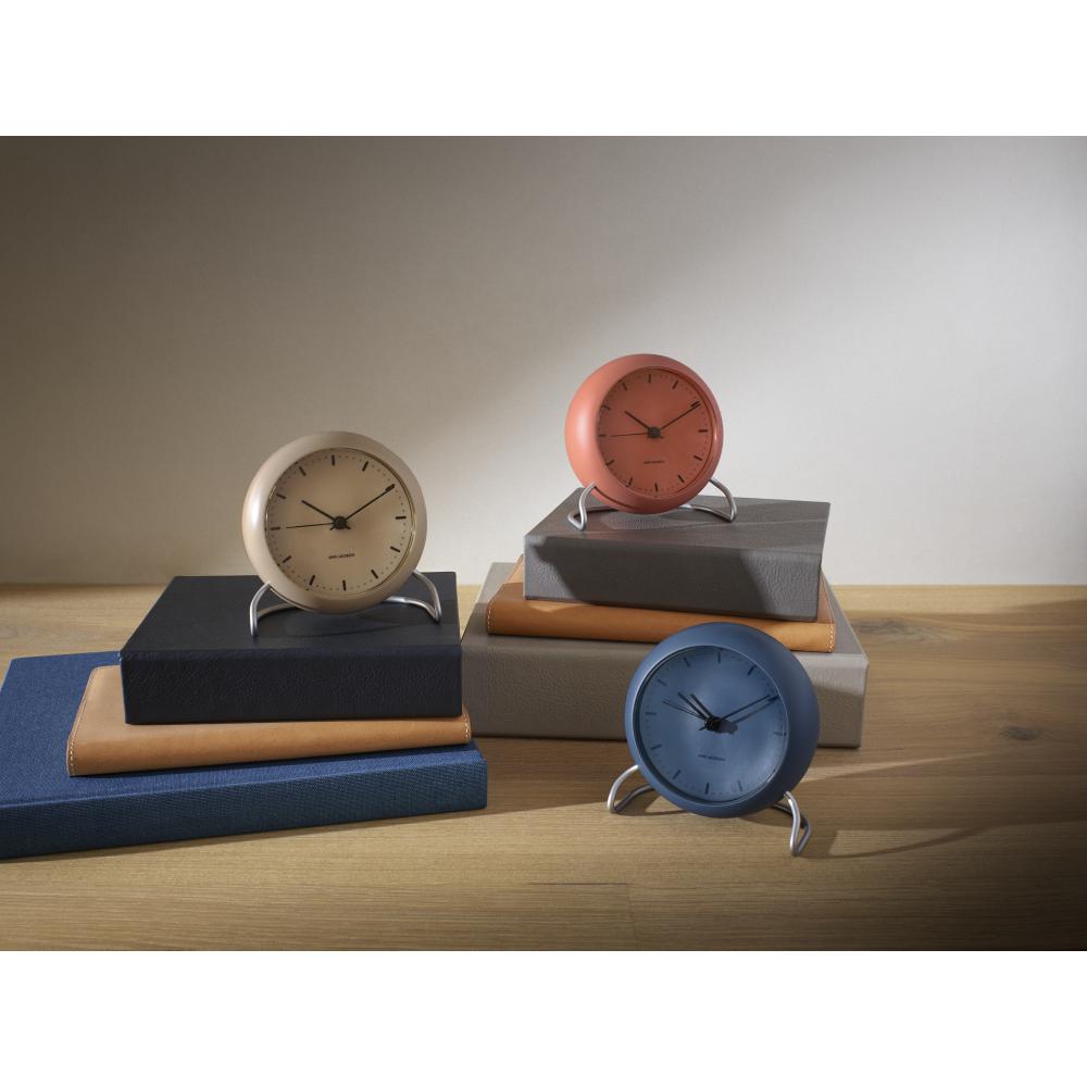 Reloj de mesa del ayuntamiento de Arne Jacobsen, naranja pálida