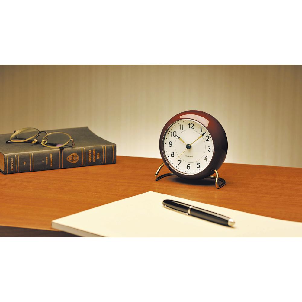 Arne Jacobsen Horloge de table de station avec alarme, bordeaux