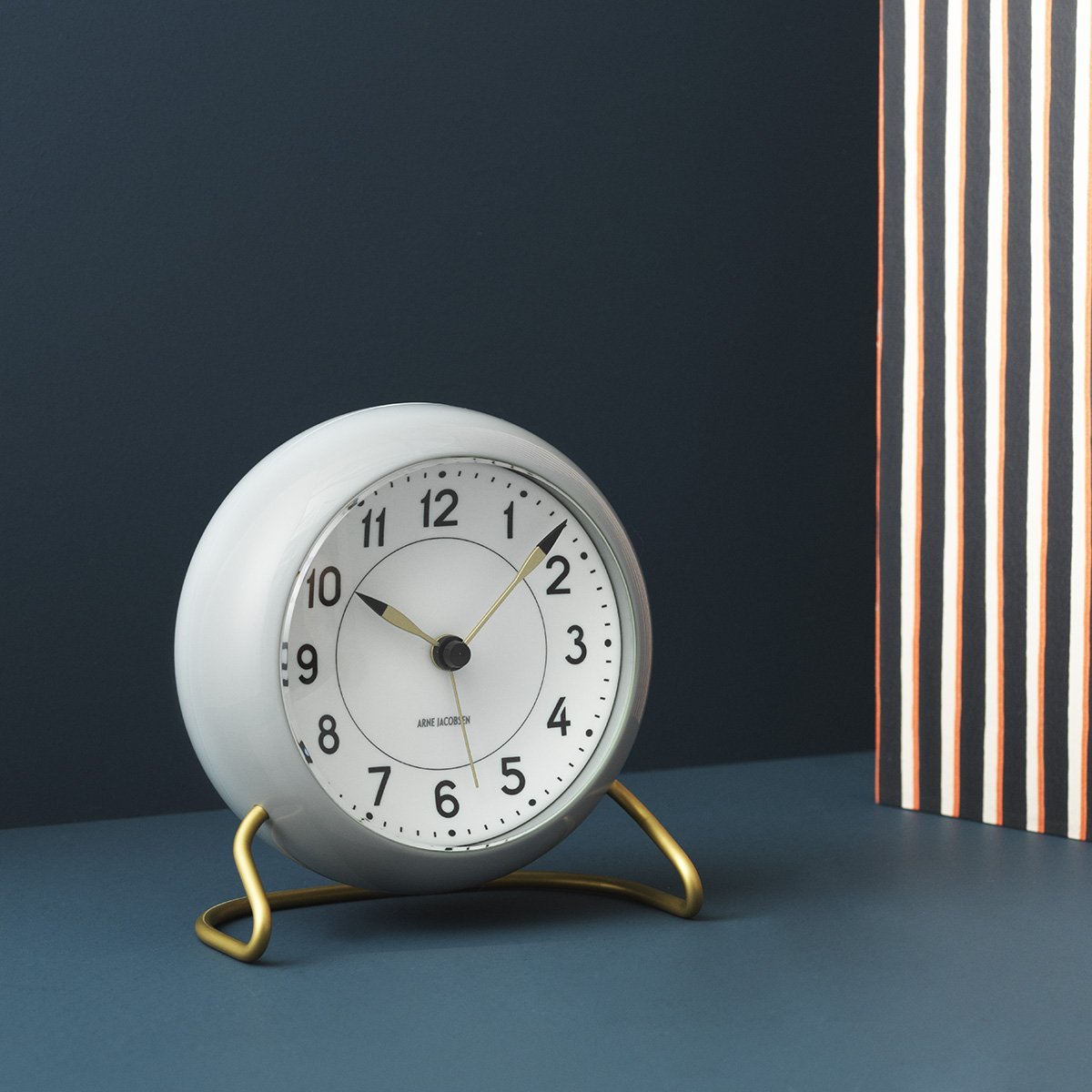 Arne Jacobsen stasjonsbordklokke med alarmgrått og hvitt, 12cm