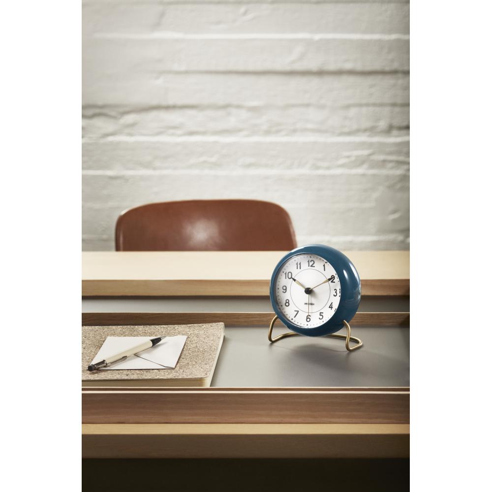 Arne Jacobsen stasjonsbordklokke med alarm, bensin
