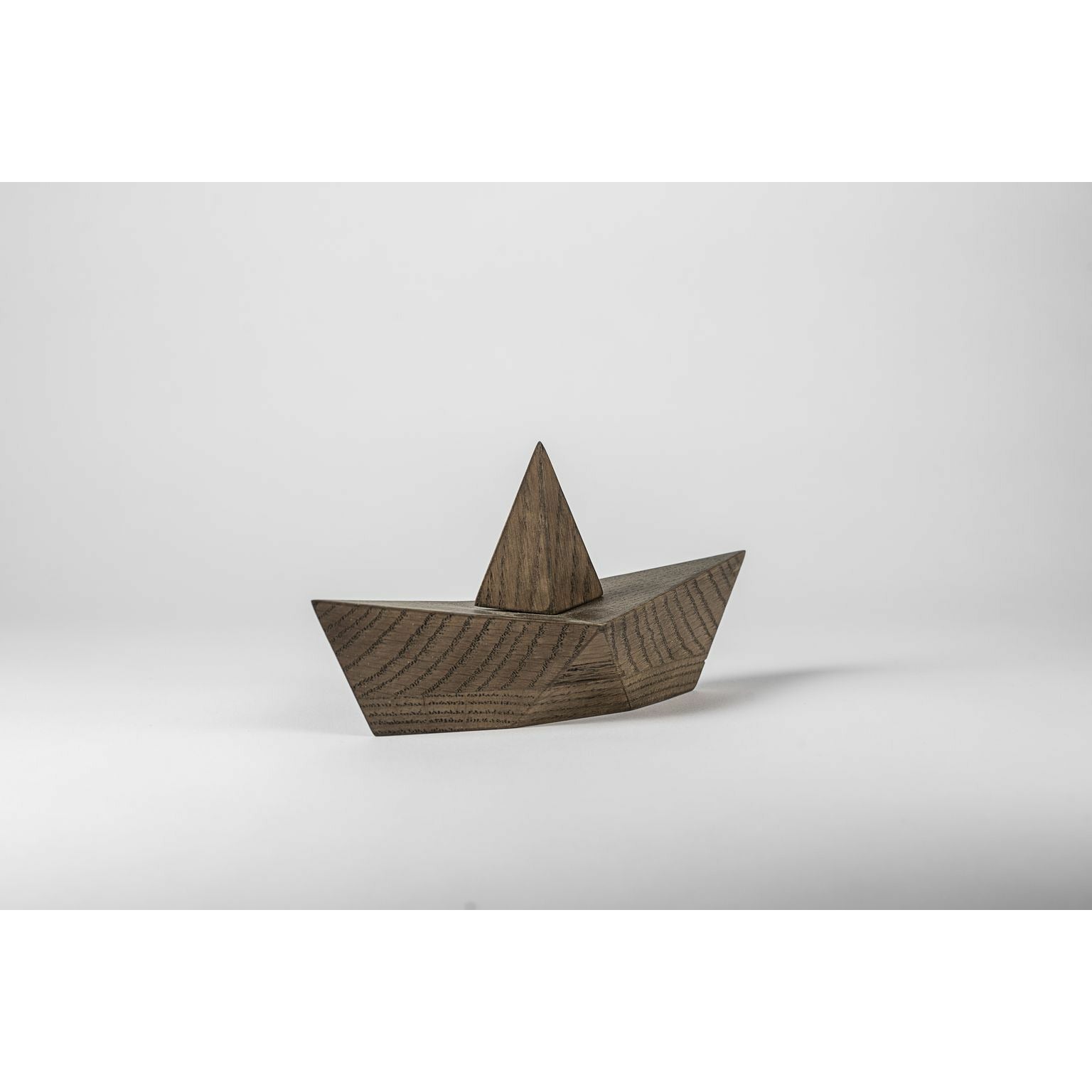Boyhood Admiral Paper Boat Decorative Figure Small, fumé en chêne