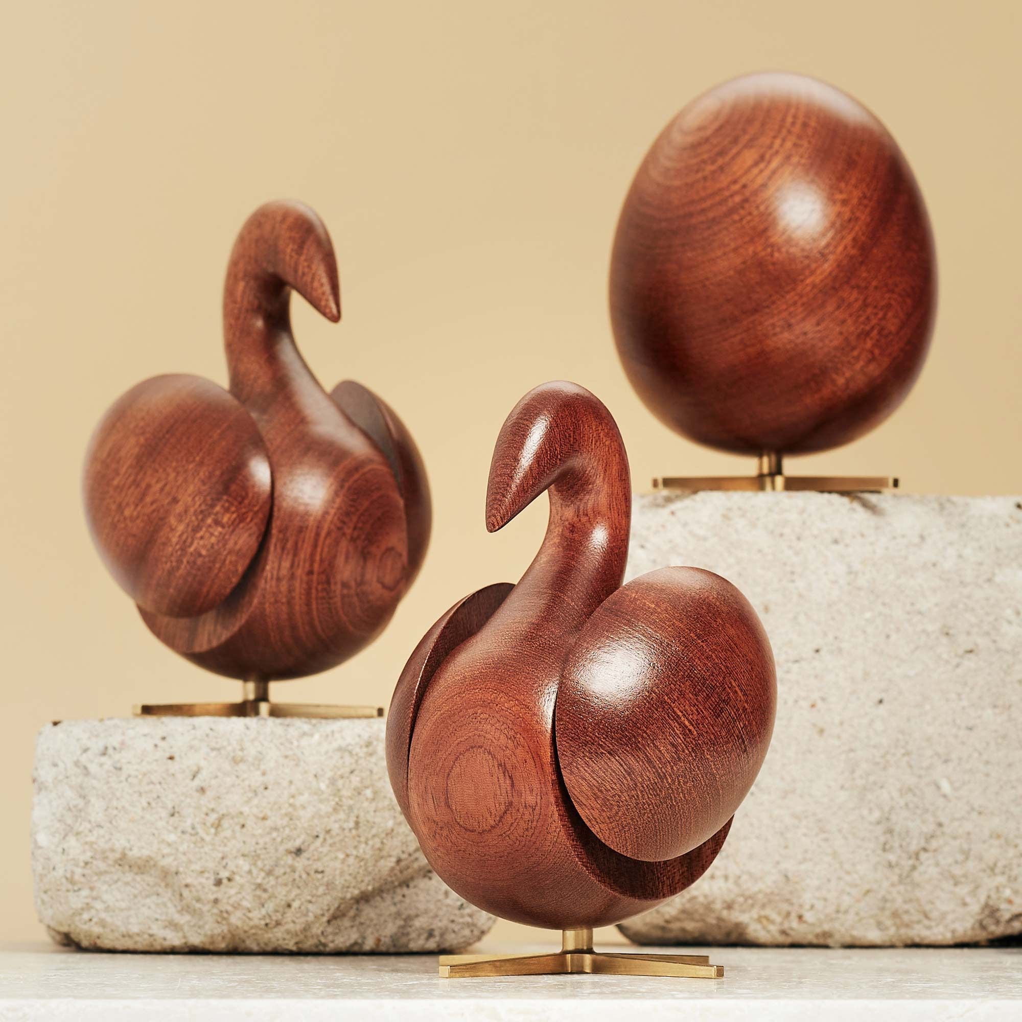 Brainchild Het ei houten figuur mahonie, koperen basis