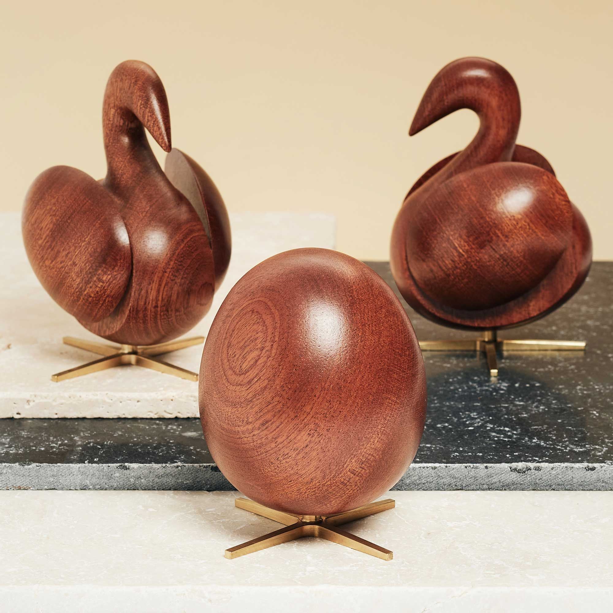 Brainchild the uovo in legno in mogano, base di ottone