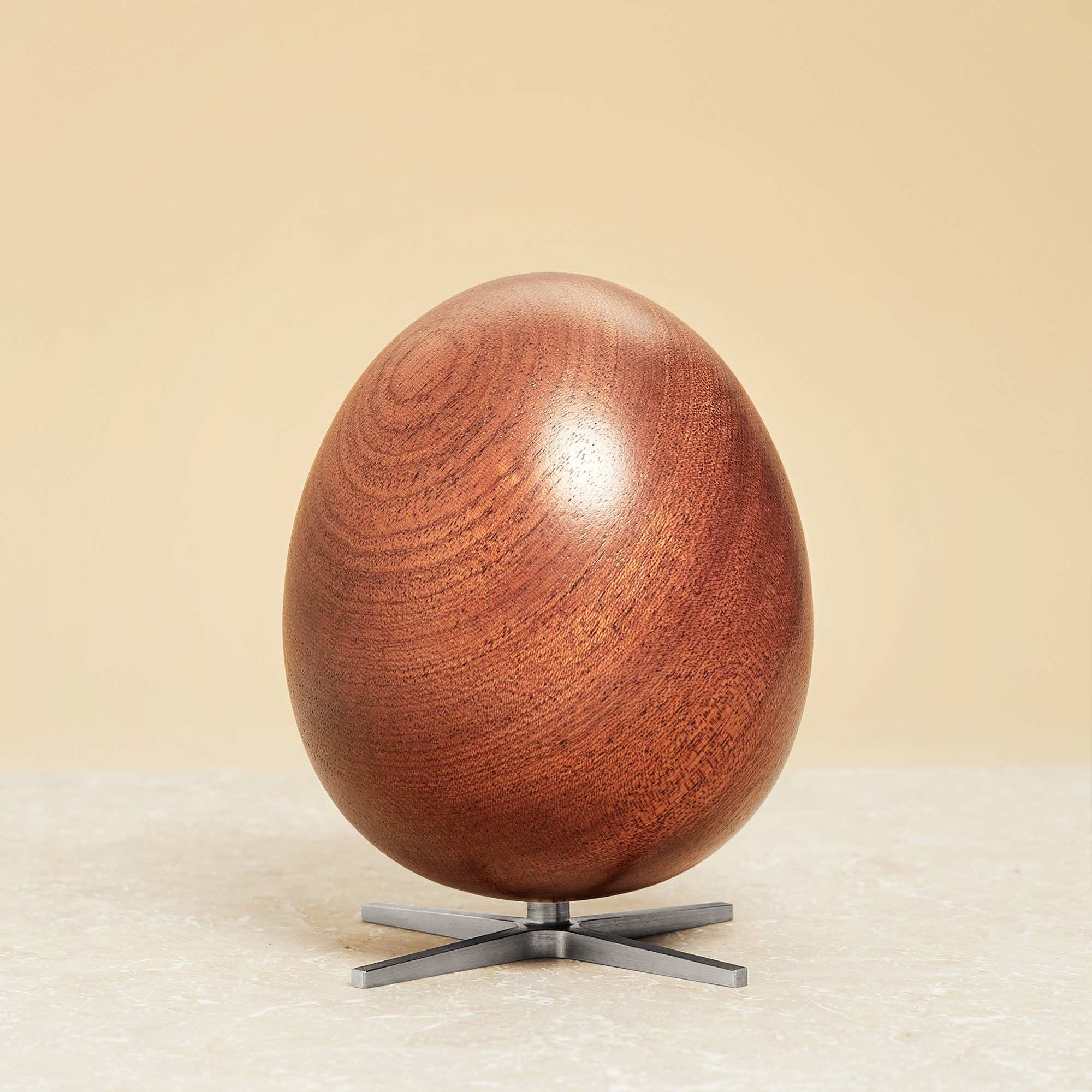Prepare la figura de madera de huevo caoba, base de acero