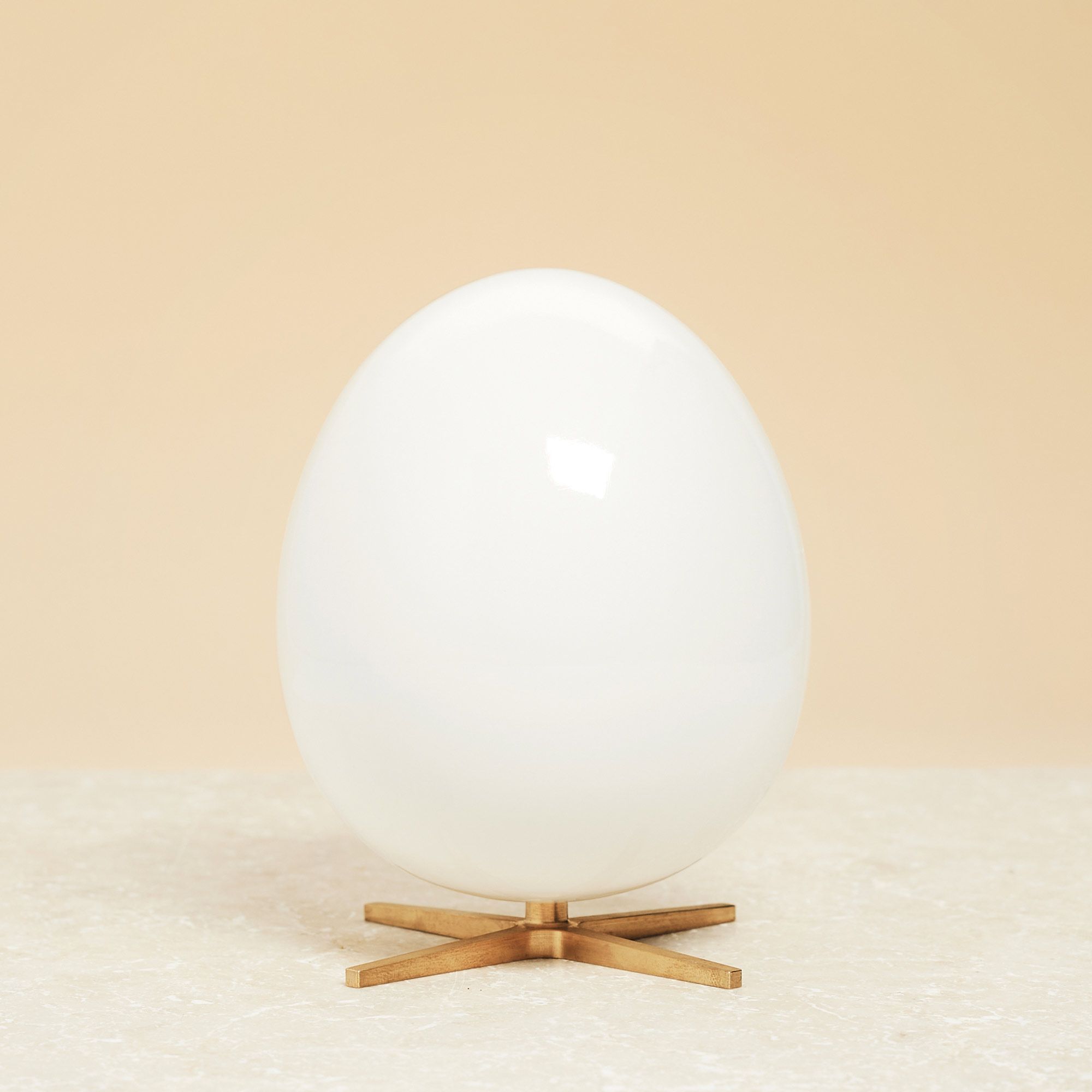 Prepare la figura de madera de huevo White de caoba, base de latón
