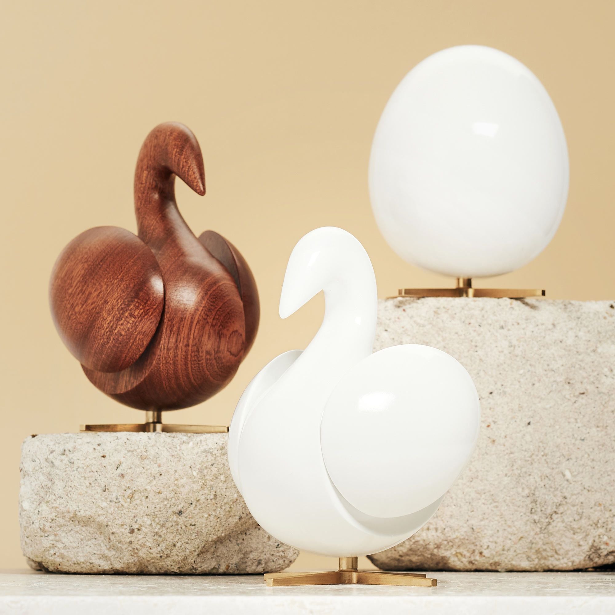 Brainchild Das Ei Holzfigur Mahagoni Weiß, Sockel aus Messing