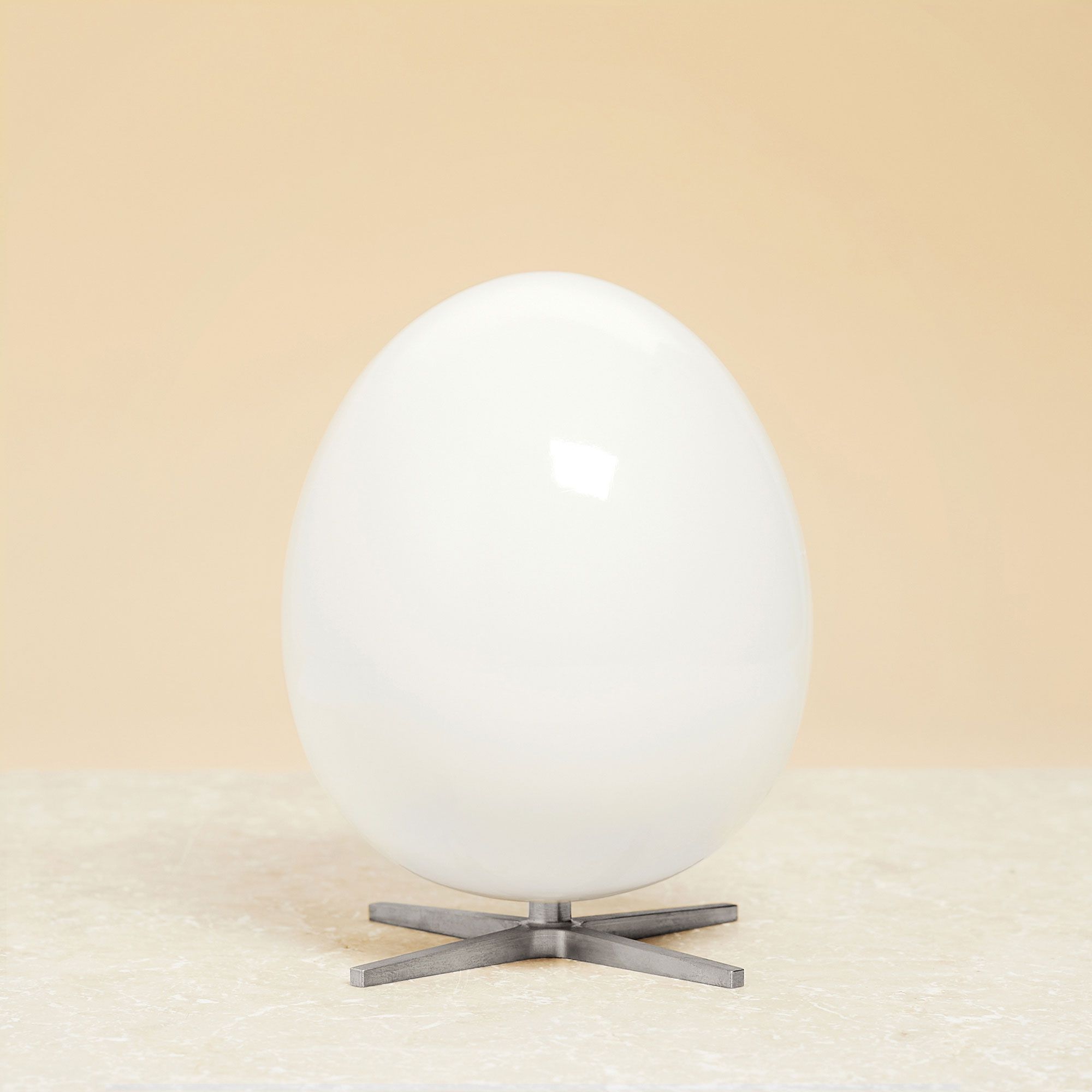 Brainchild Das Ei Holzfigur Mahagoni Weiß, Stahlsockel