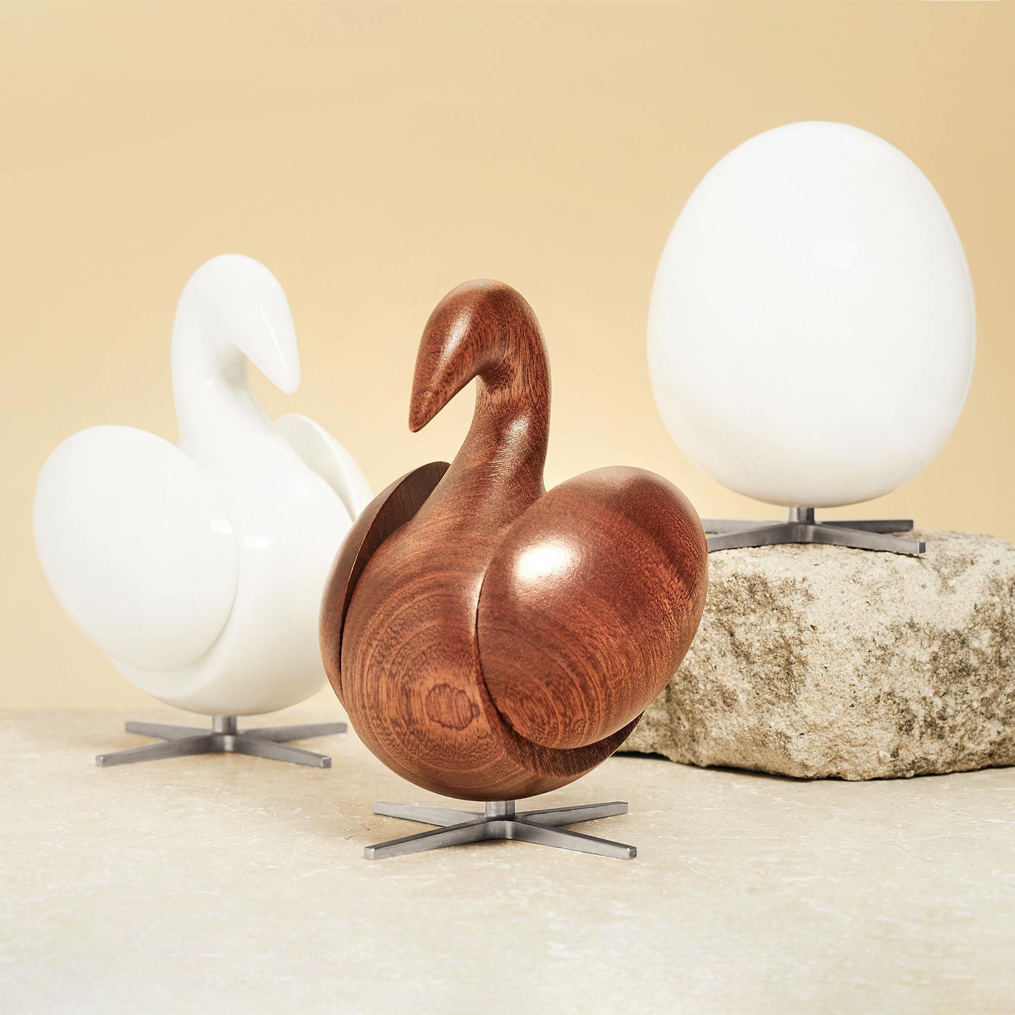 Branatura della figura di legno di uovo in mogano bianco, base in acciaio