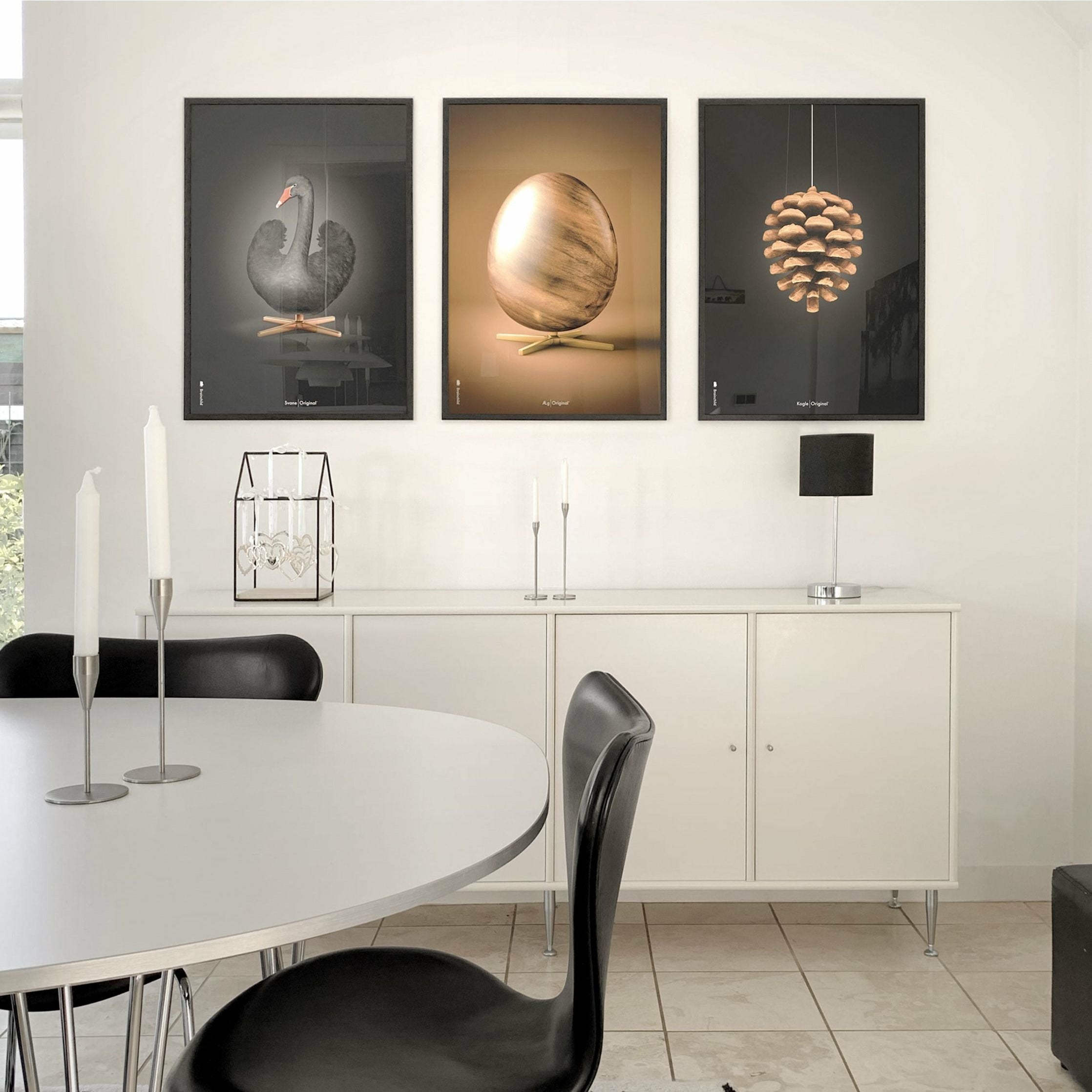 Poster classico di cigni da gioco, cornice in ottone 30x40 cm, sfondo nero/nero