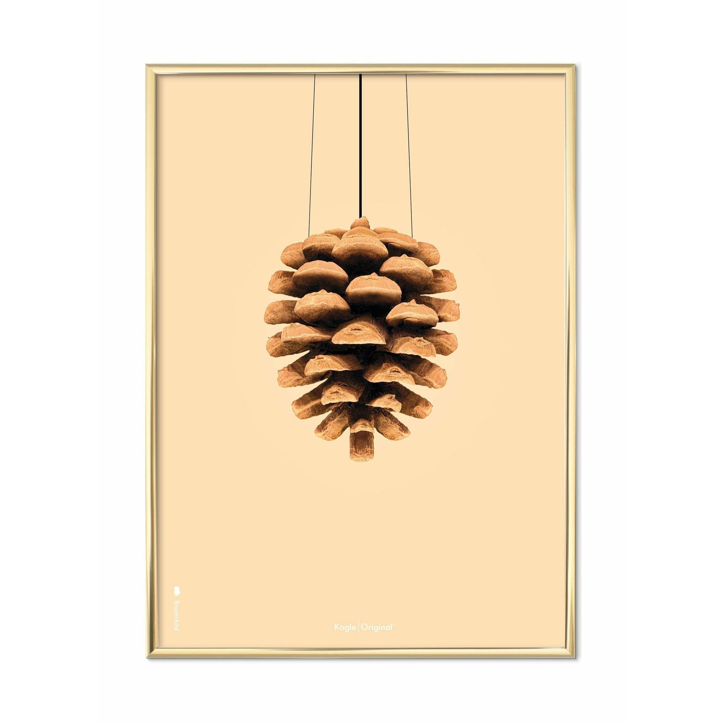 Poster classico del cono di pino da un'idea, cornice in ottone 30x40 cm, sfondo colorato di sabbia