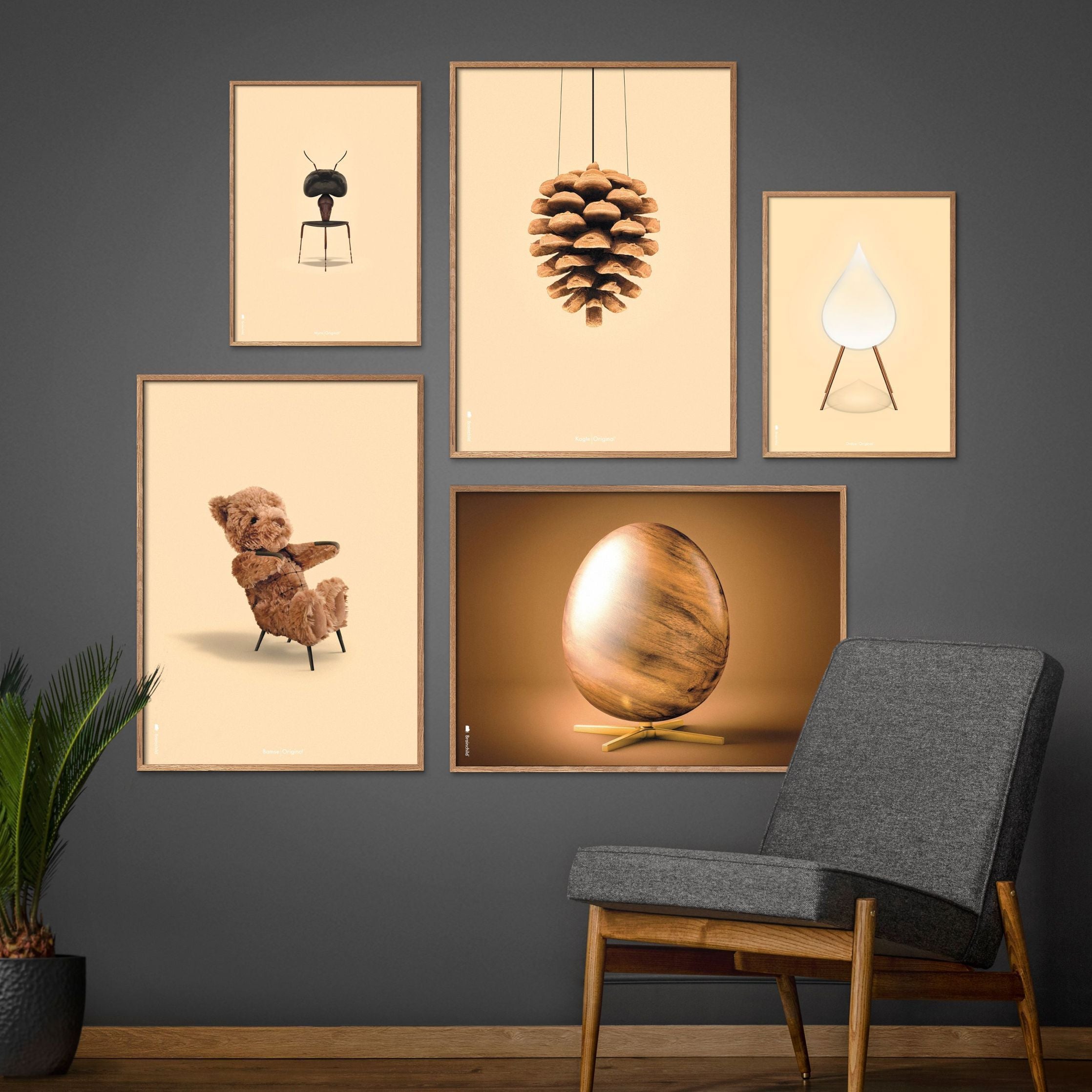 Poster classico di cono di pino da un'idea, cornice in legno scuro 70x100 cm, sfondo colorato di sabbia