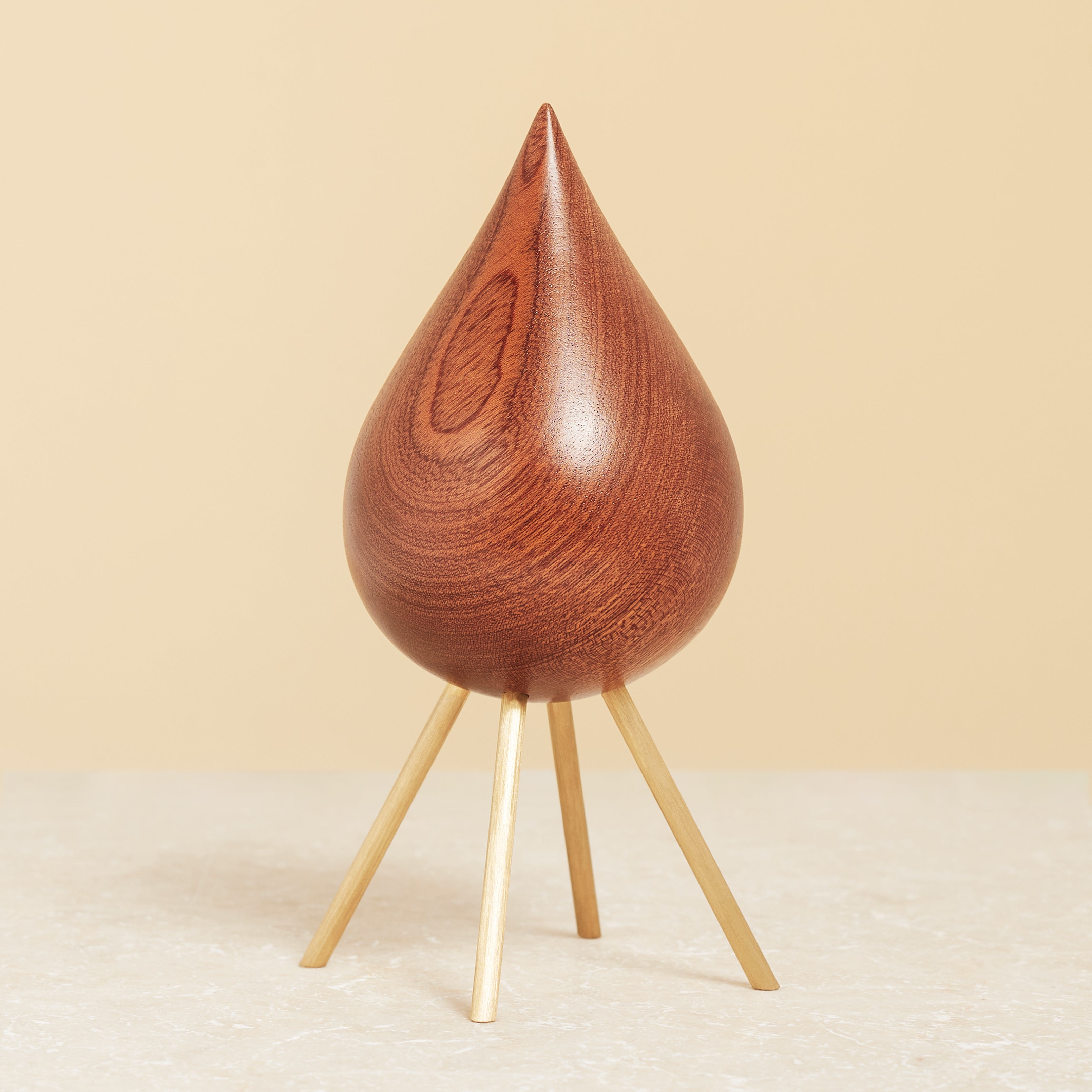 Plabrehild Drop de madera Figura caoba, base de latón