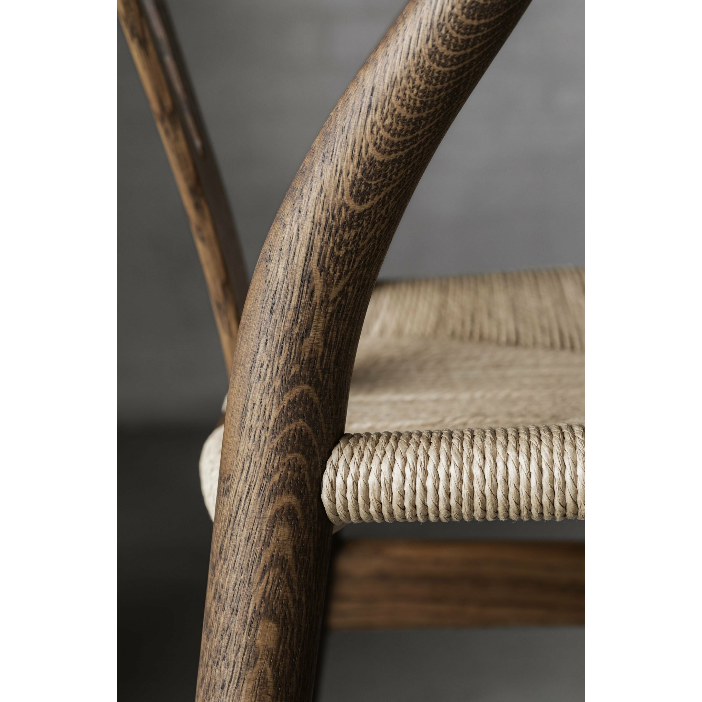 Carl Hansen CH24 Wishbone stoel eiken rook gekleurde olie, zwart papier koord