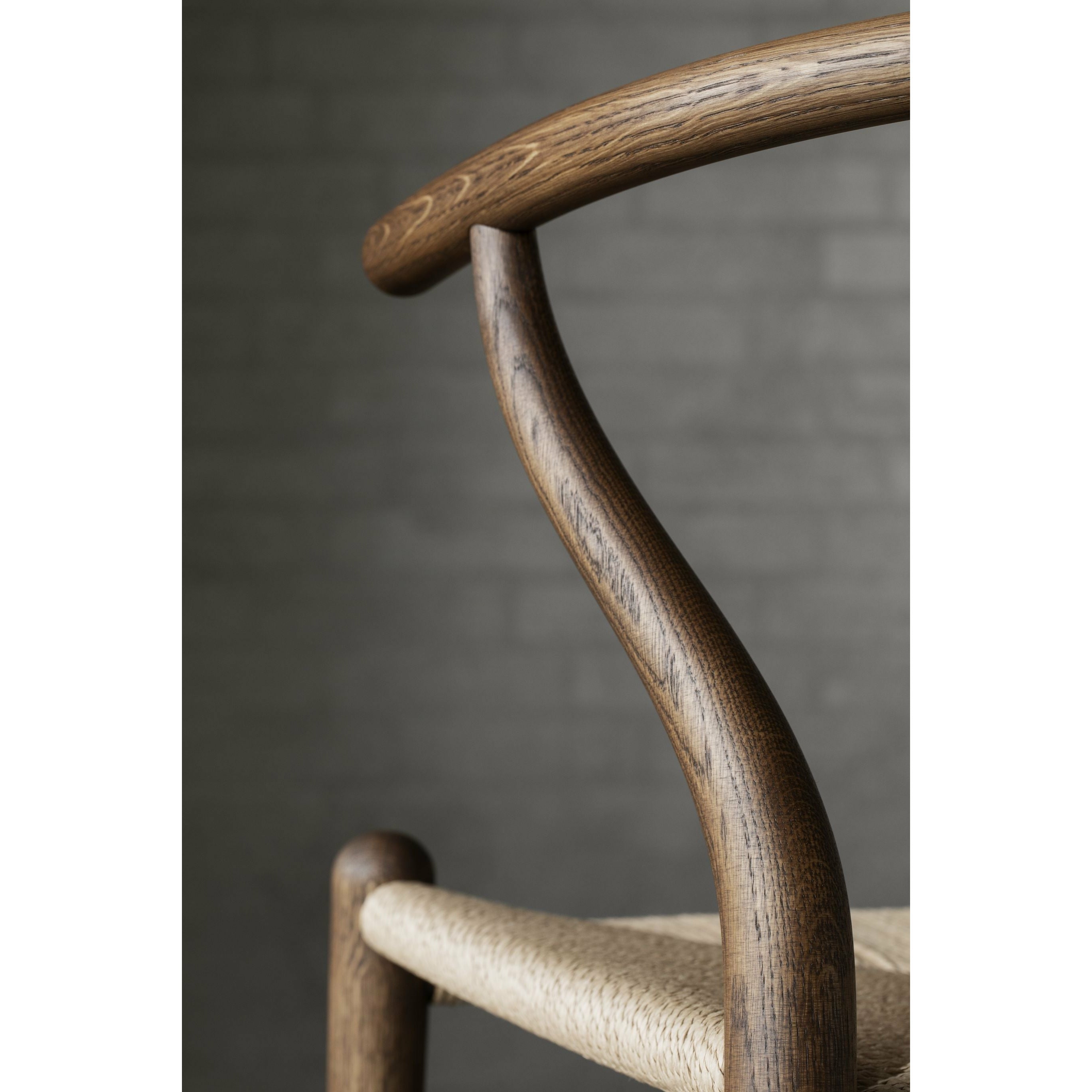 Carl Hansen CH24 Wishbone stoel eiken rook gekleurde olie, zwart papier koord