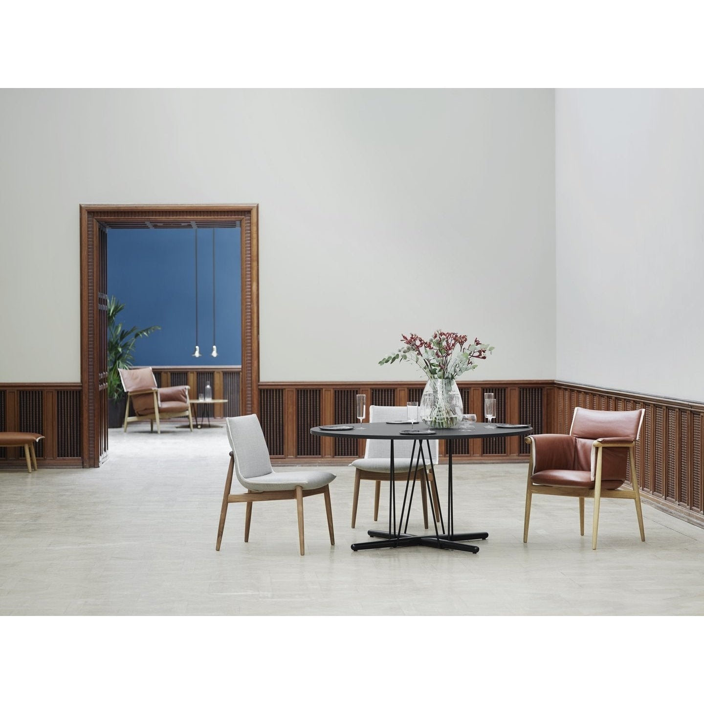 Carl Hansen E021 Embrace Lounge Table, Oiled Oak, ø 80cm