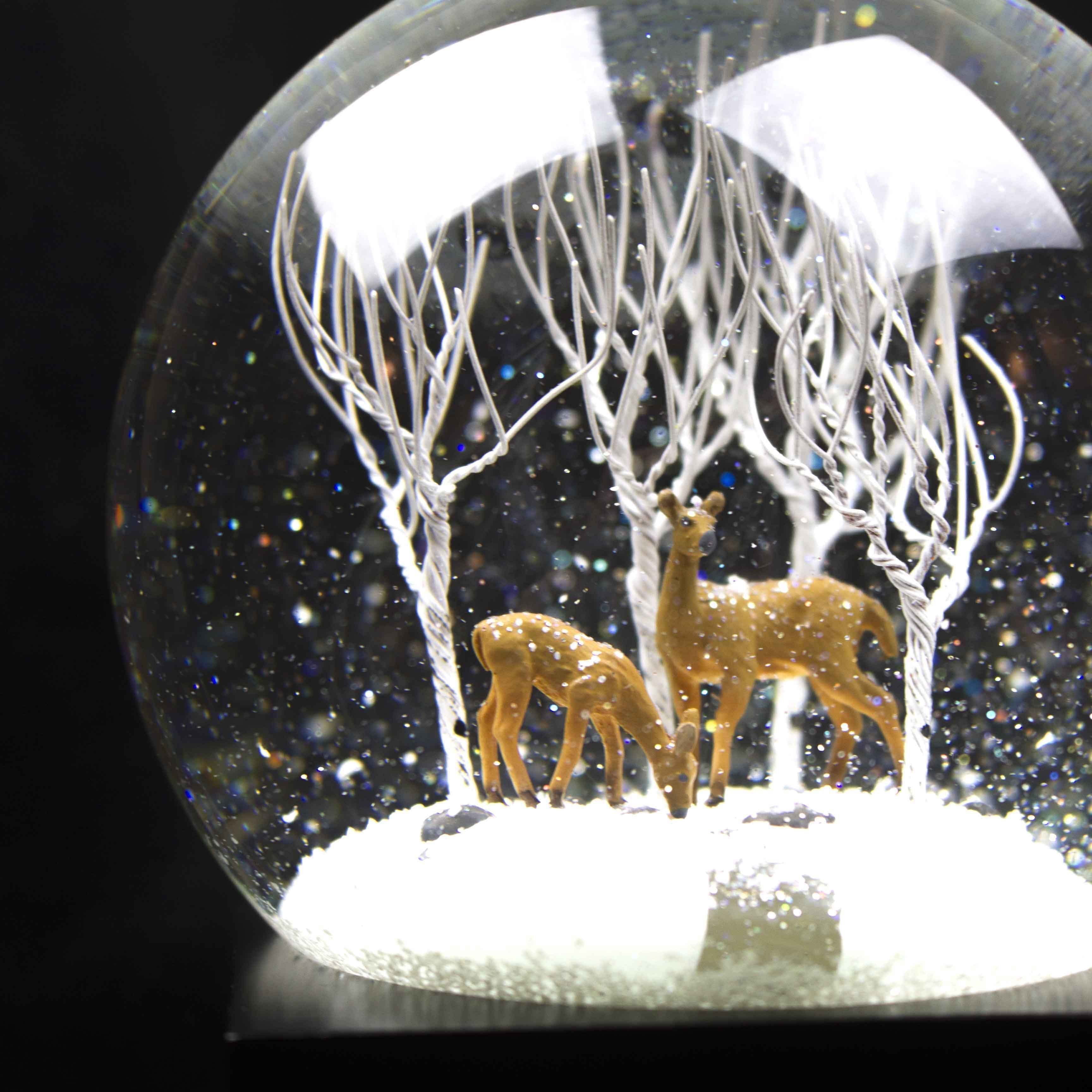 Cool Snow Globes Hirsche im Holz