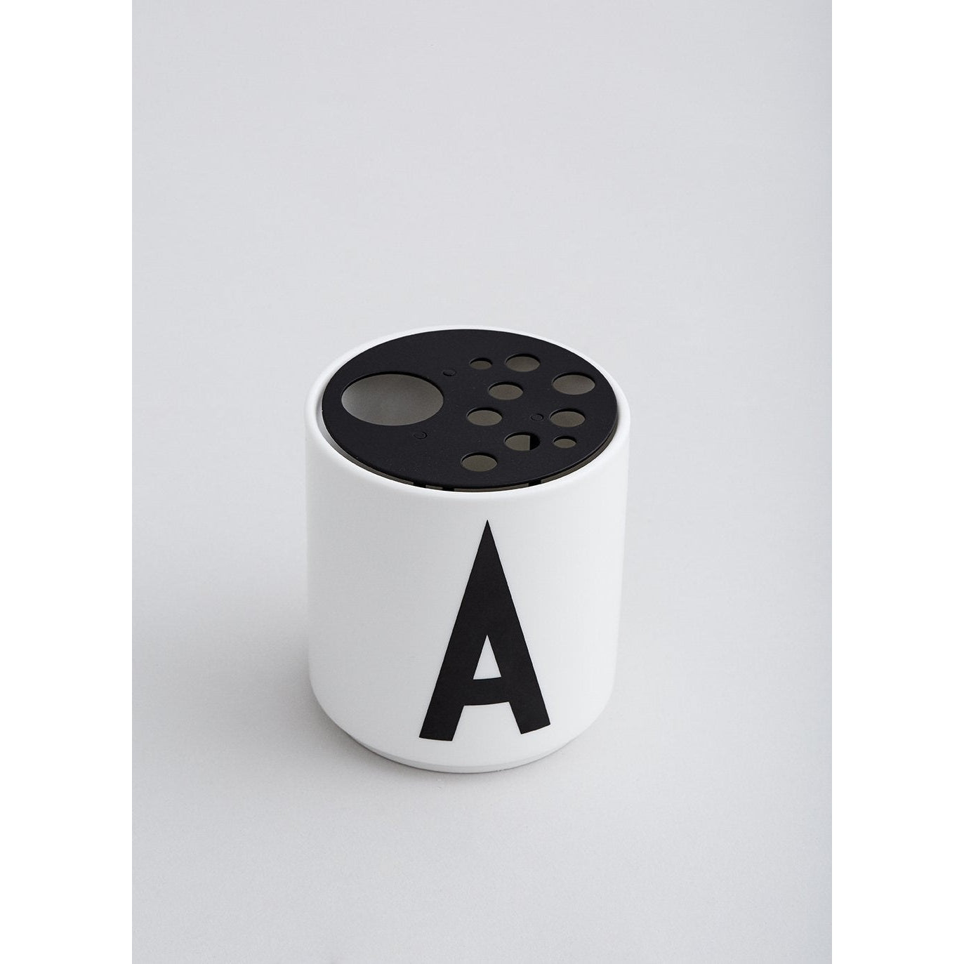 设计字母的花朵保留为ABC杯的插入物