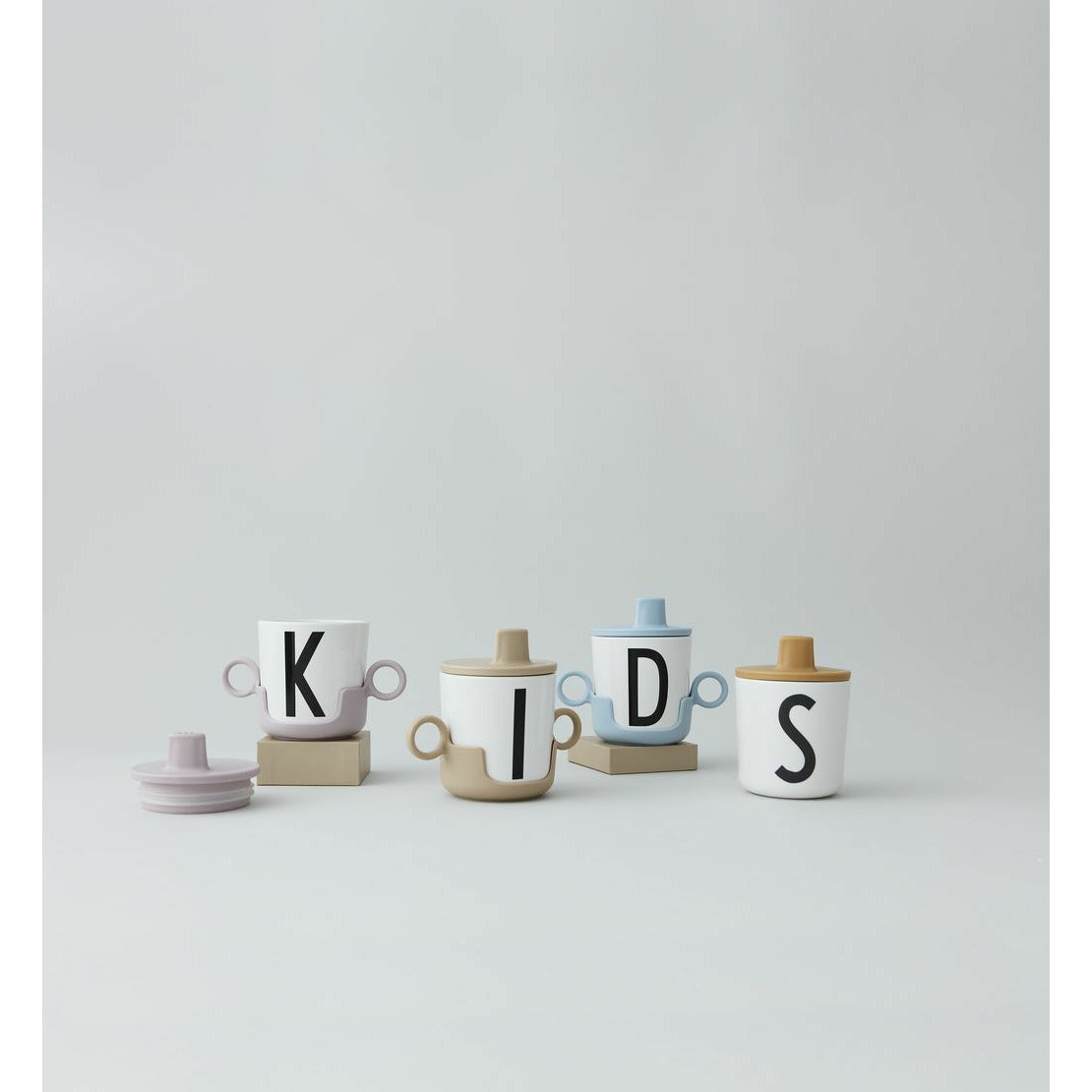 设计字母盖子儿童三聚氰胺杯，浅蓝色
