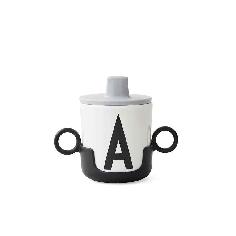 Las letras de diseño se sostienen para tazas de melamina ABC, negro