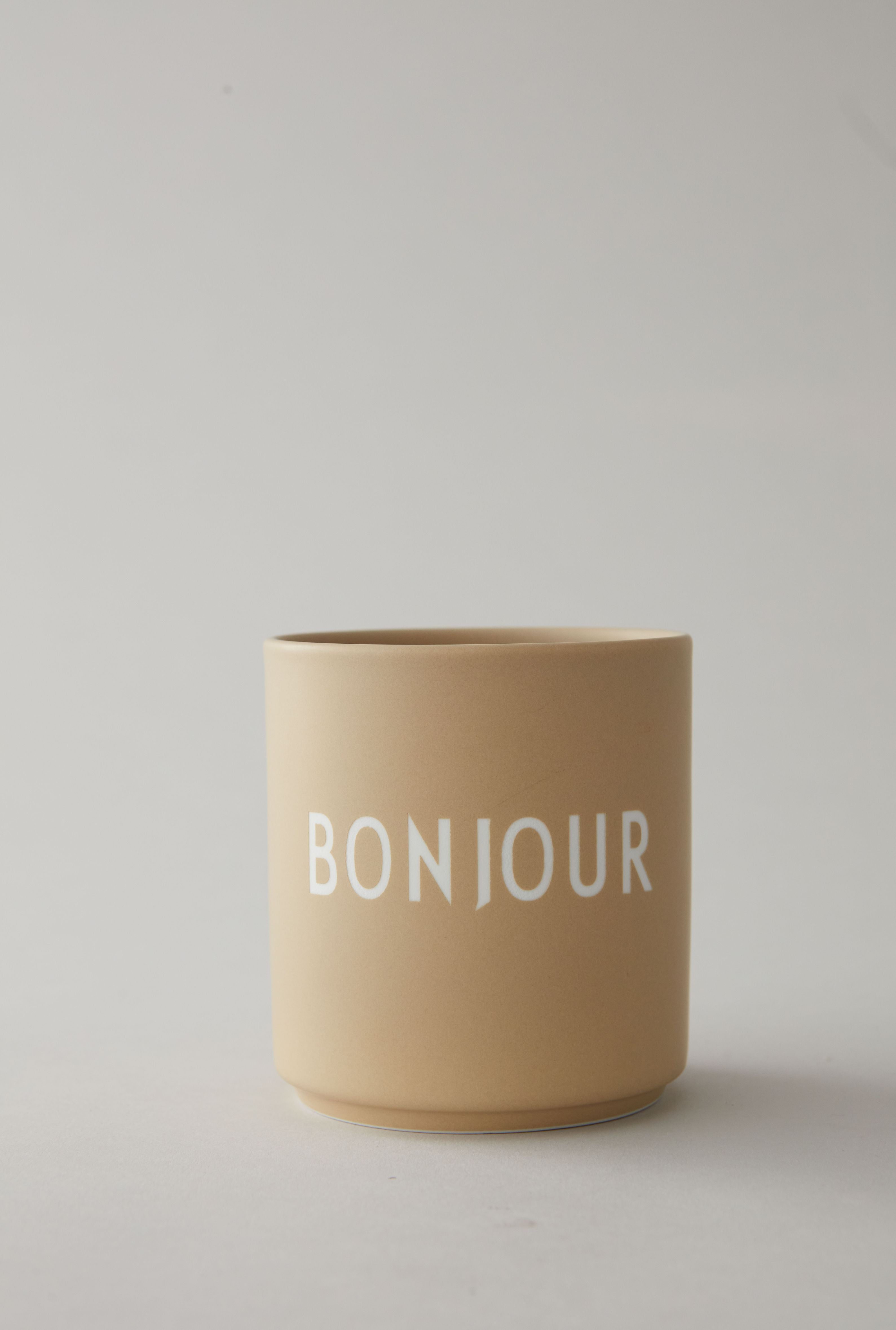 设计字母最喜欢的杯子bonjour，米色