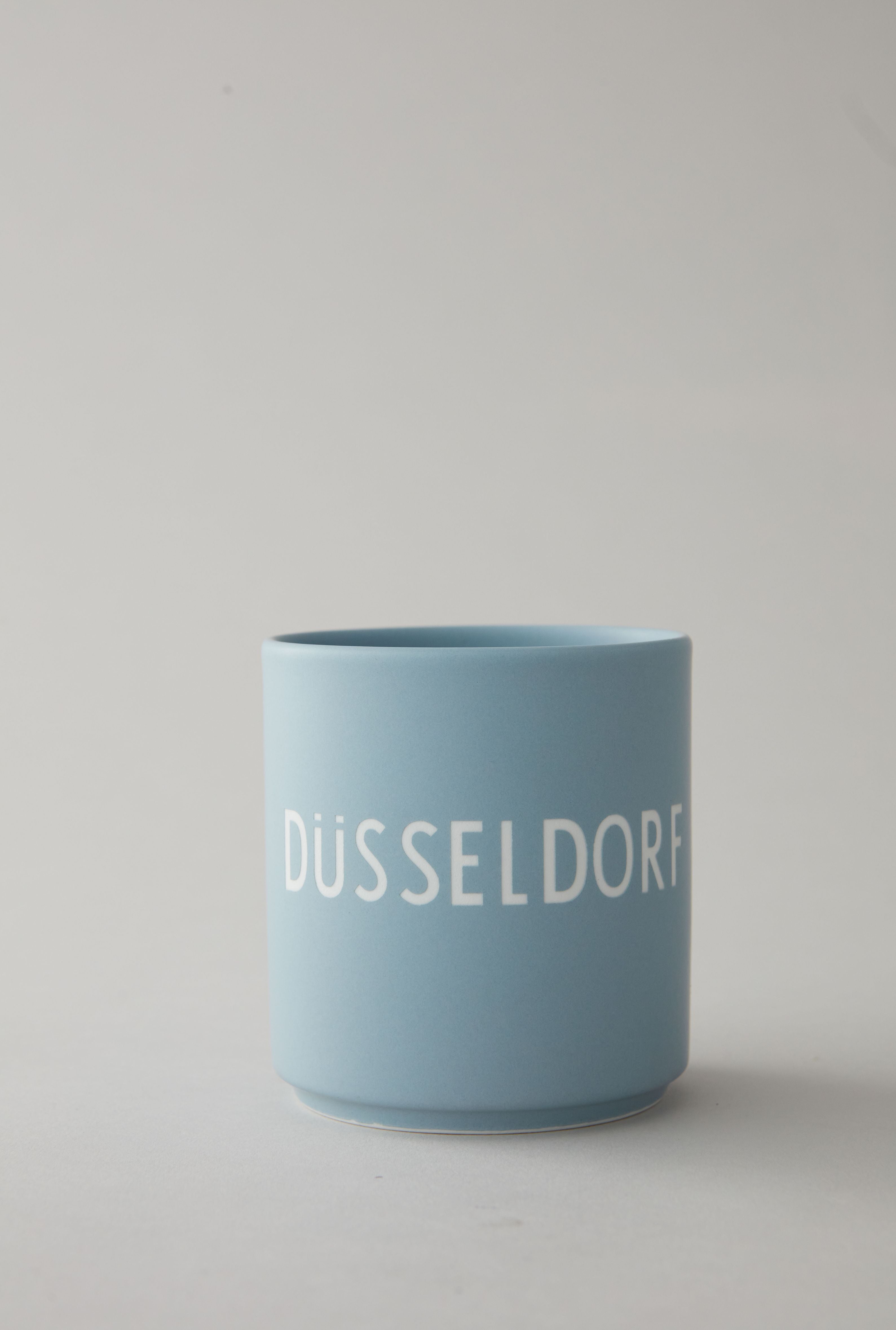 De favoriete mok Düsseldorf van designletter, lichtblauw
