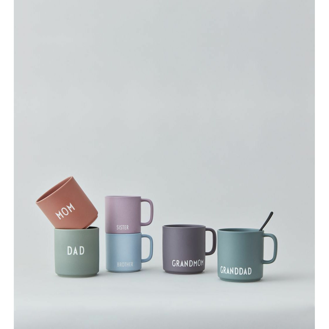设计字母最喜欢的杯子，带有灰尘紫色，大妈妈