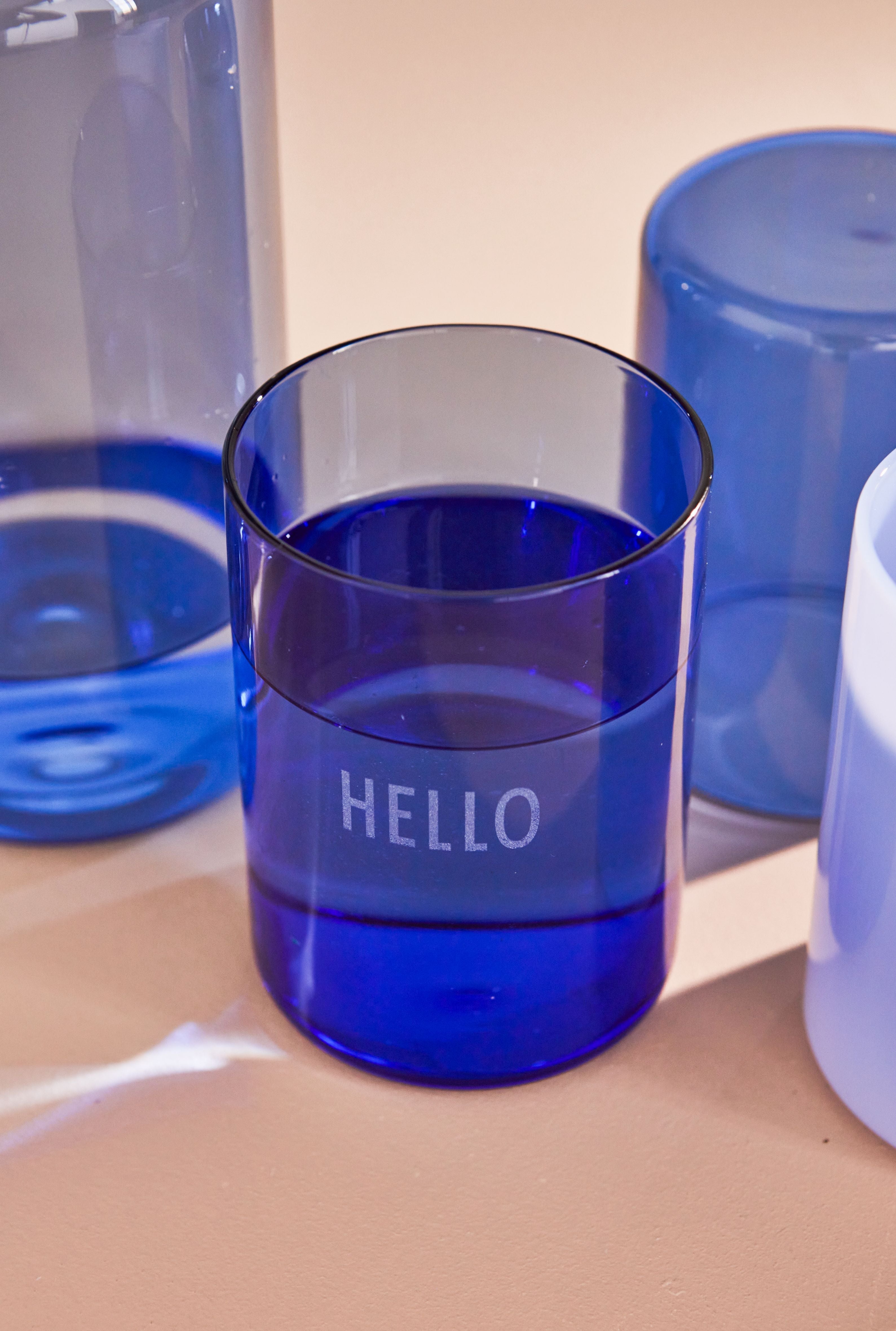 De favoriete drinkglas van designbrief hallo, blauw