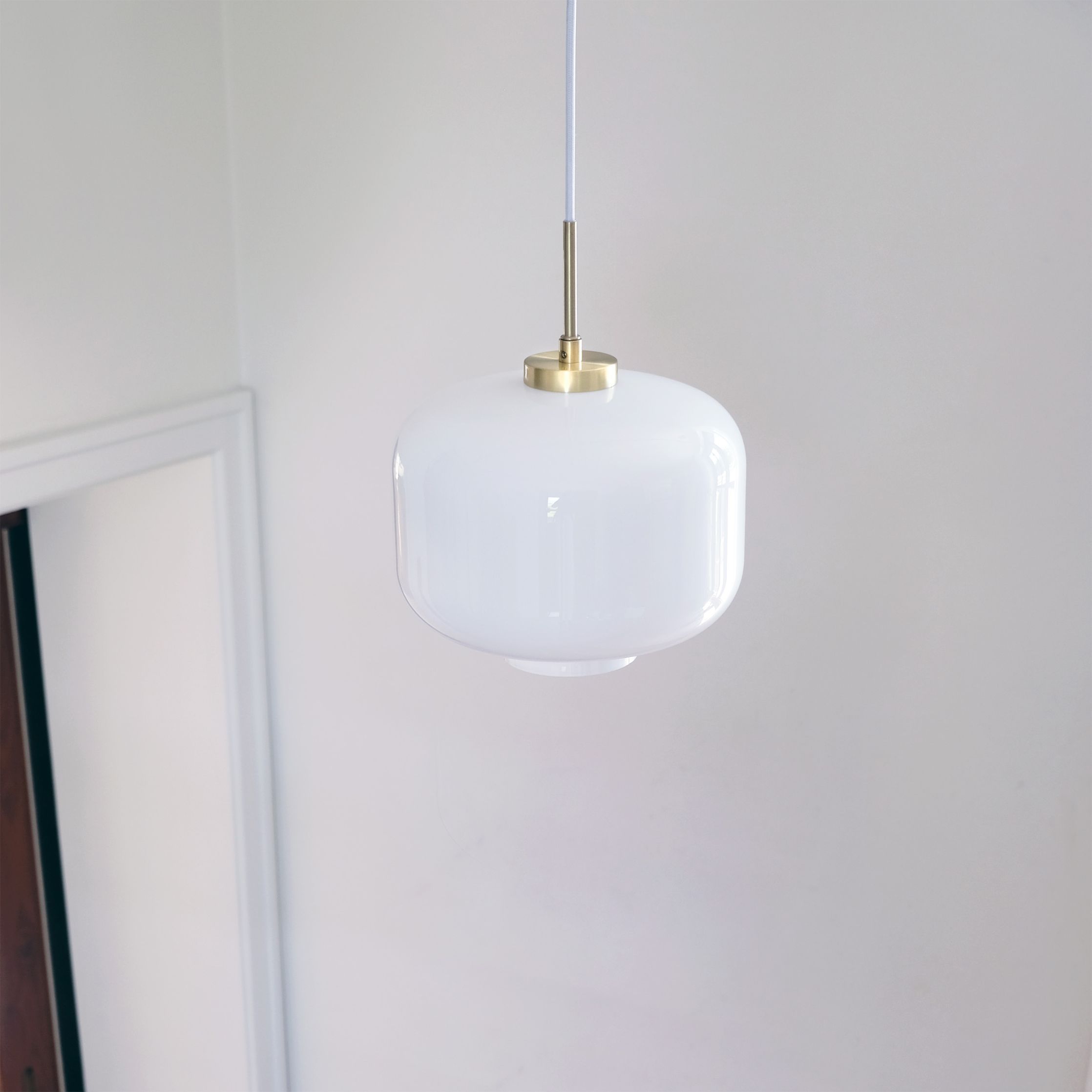 Lámpara colgante de Dyberg Larsen ARP, ópalo/latón