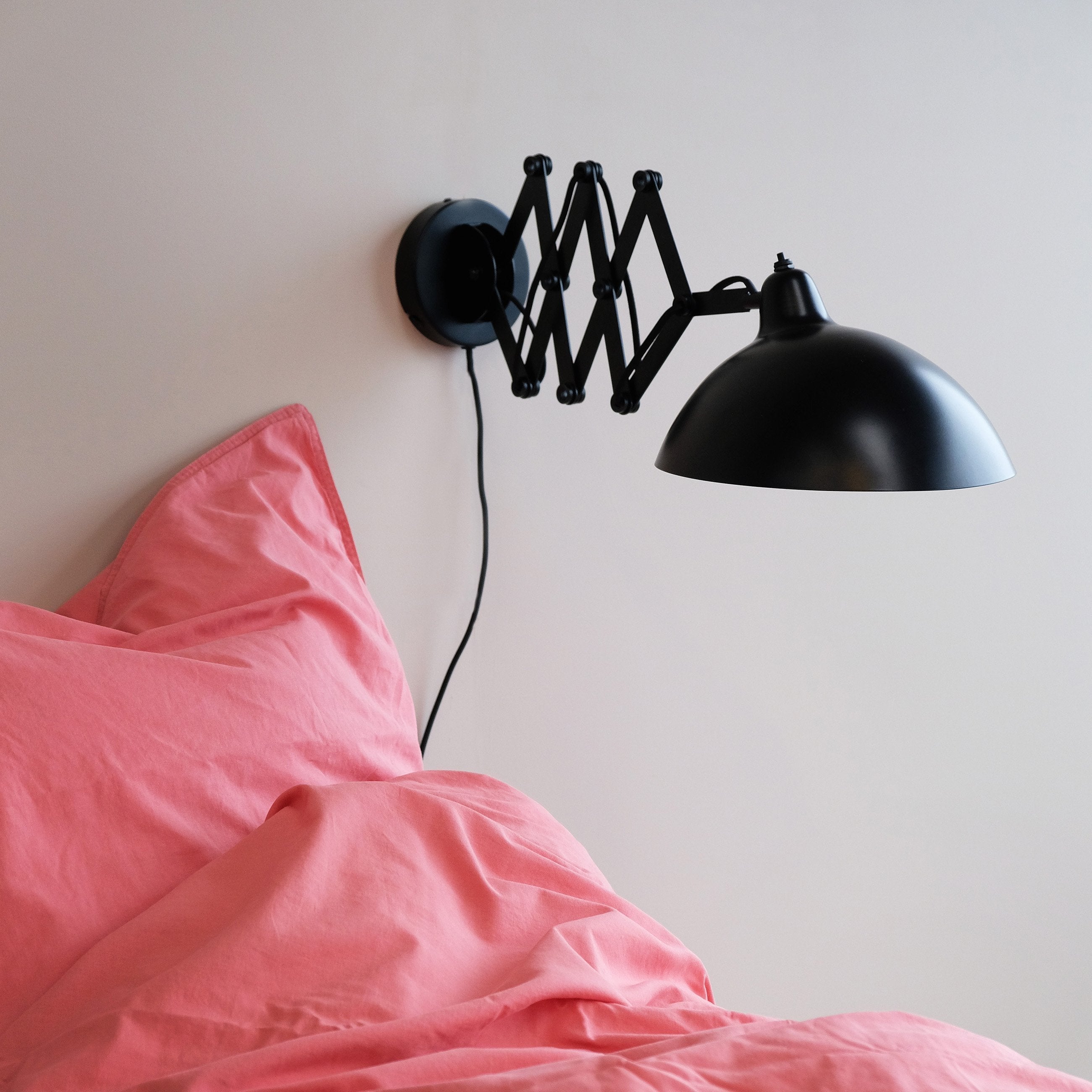Lámpara de pared de Dyberg Larsen Futura con brazo de tijera extensible