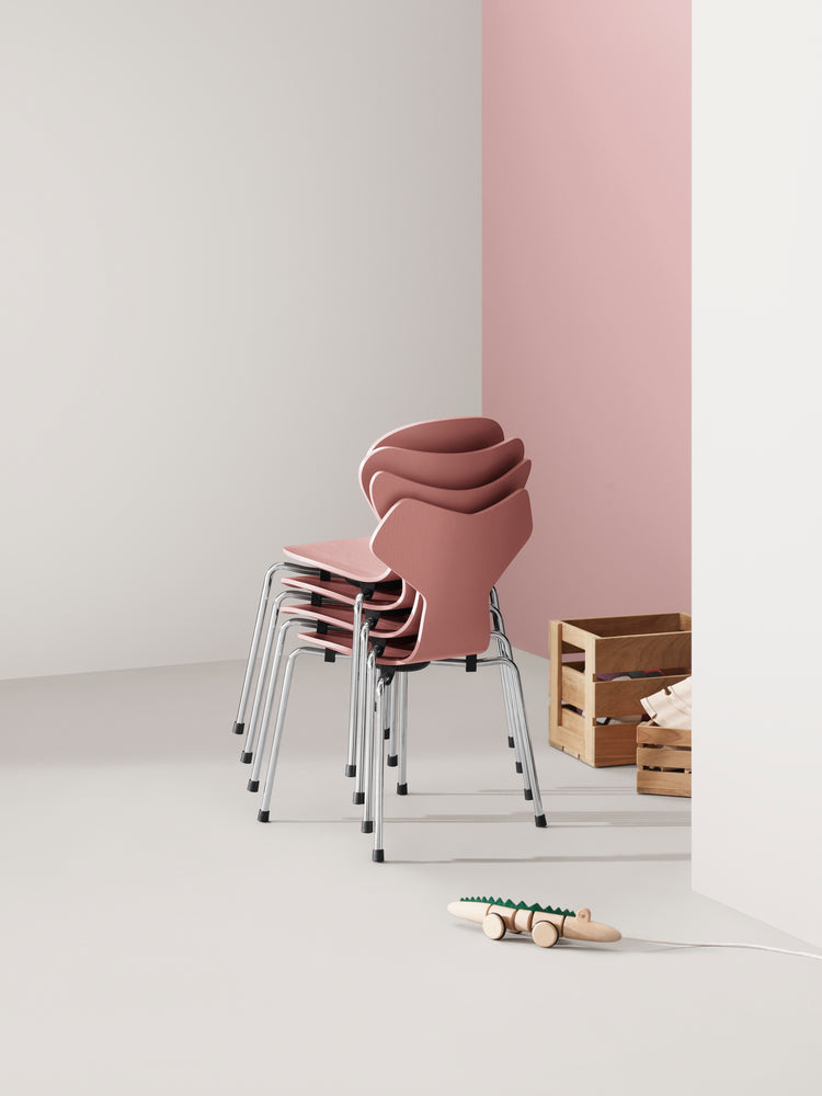 Fritz Hansen 3101 Mierenstoel voor kinderen, gekleurd fineer essen/wilde roos