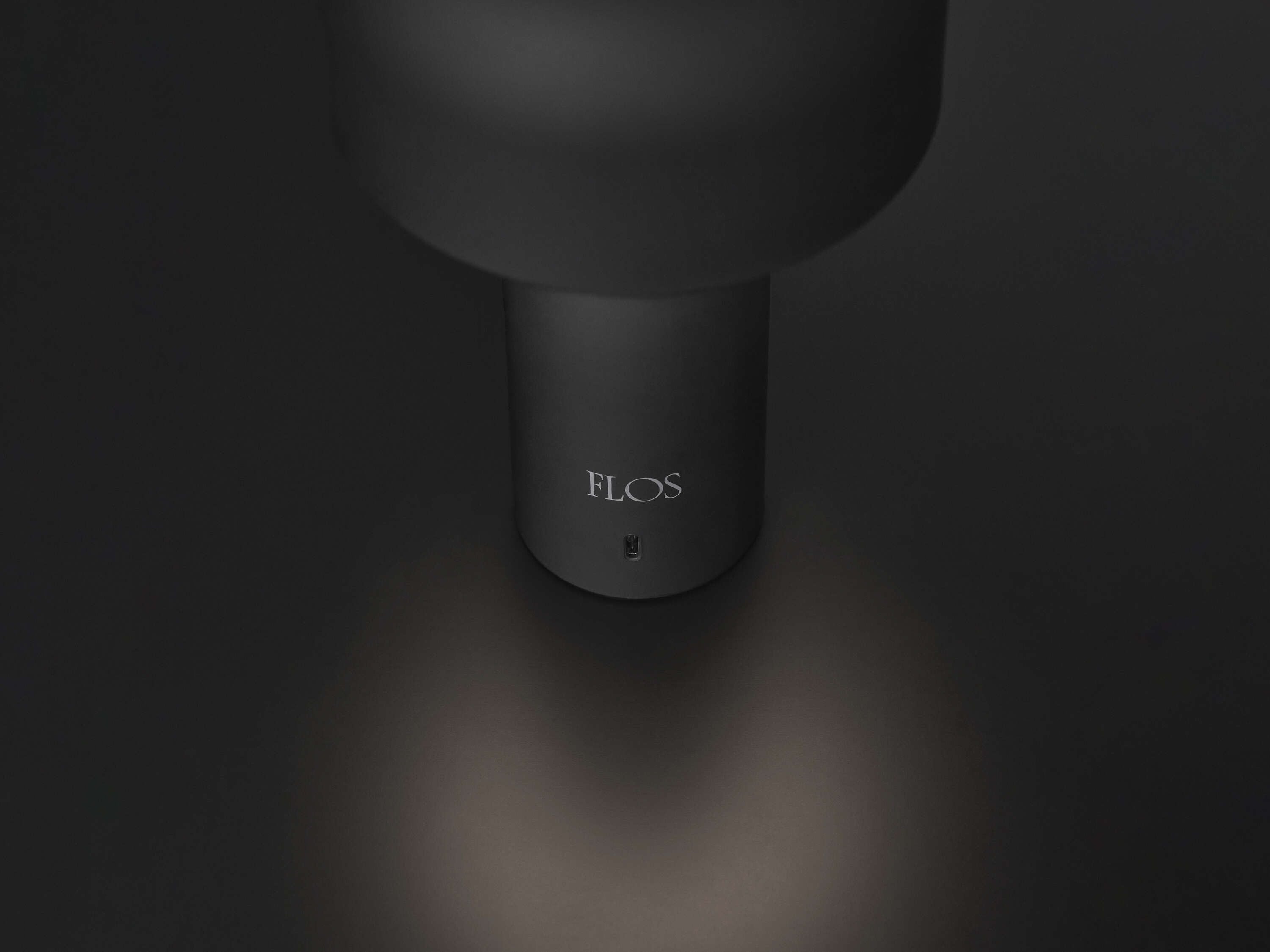 Flos Bellhop bordlampe, matt svart