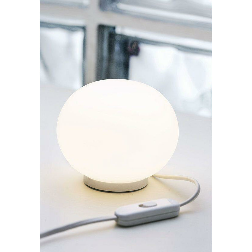 Lámpara de mesa de Ball Flos Mini Glo con interruptor