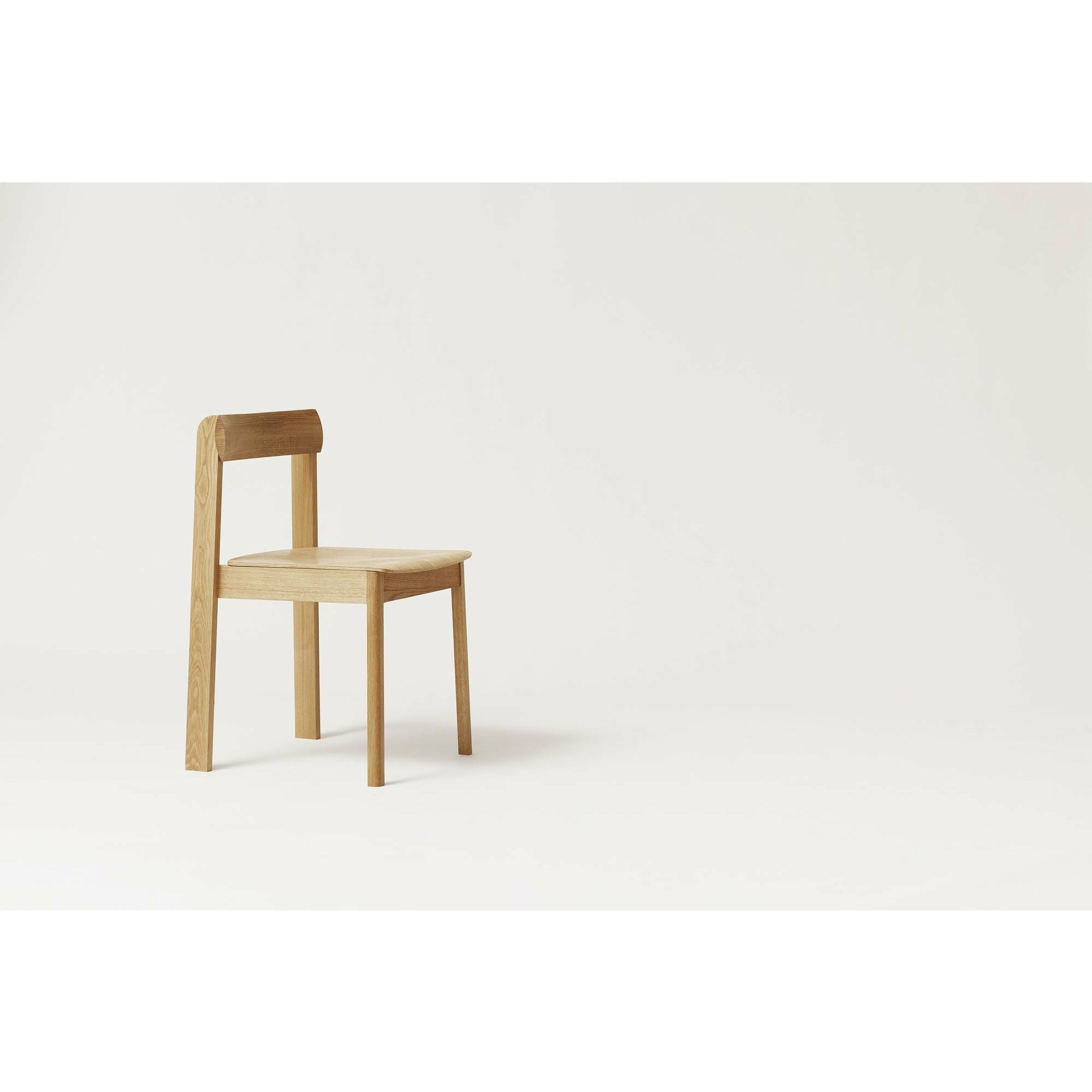 Forma e perfezionamento della sedia del progetto. Quercia