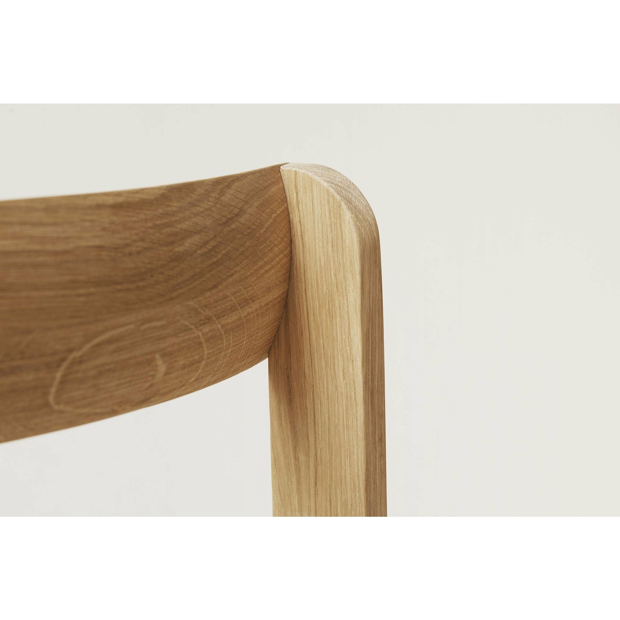Forma e perfezionamento della sedia del progetto. Quercia bianca