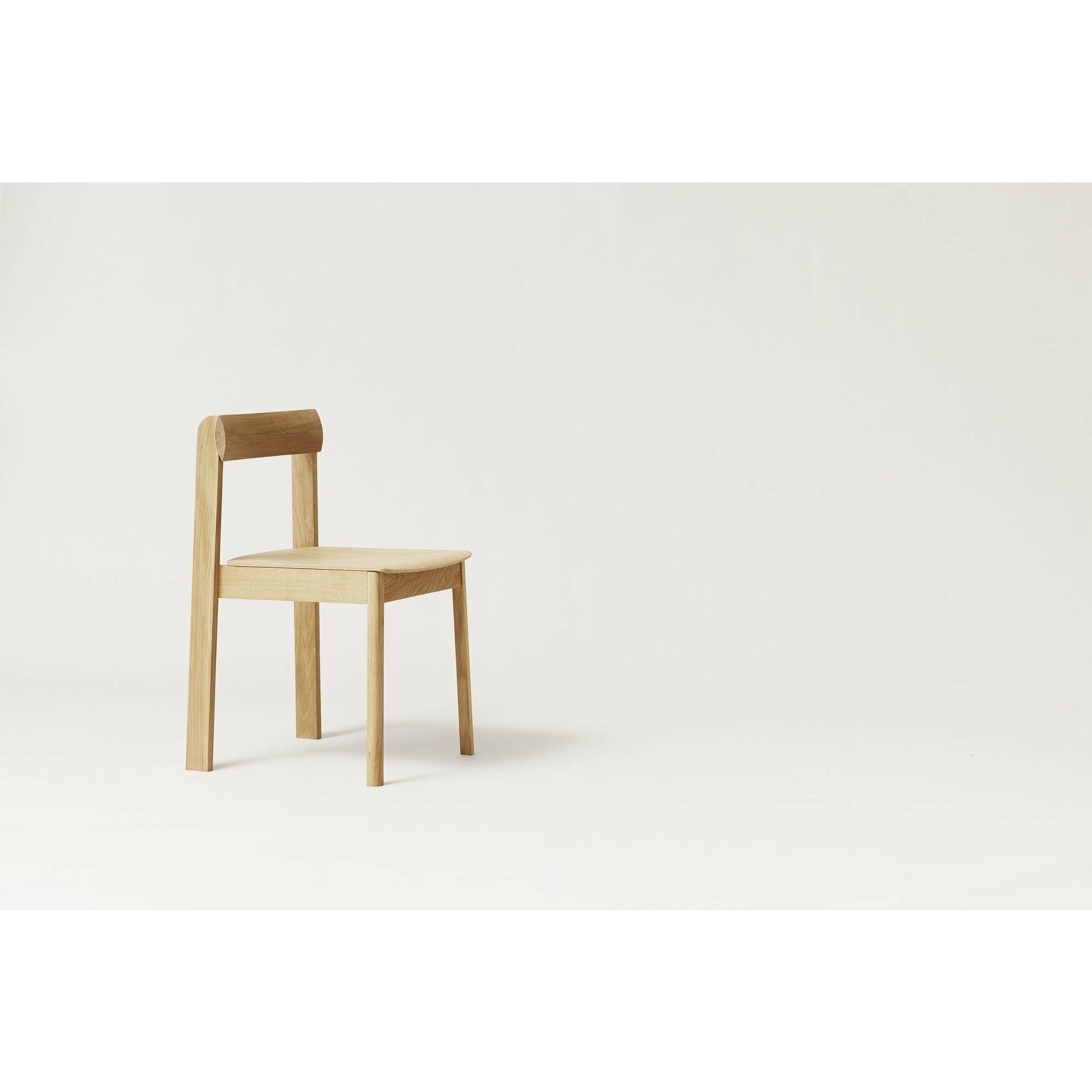 Forma e perfezionamento della sedia del progetto. Quercia bianca