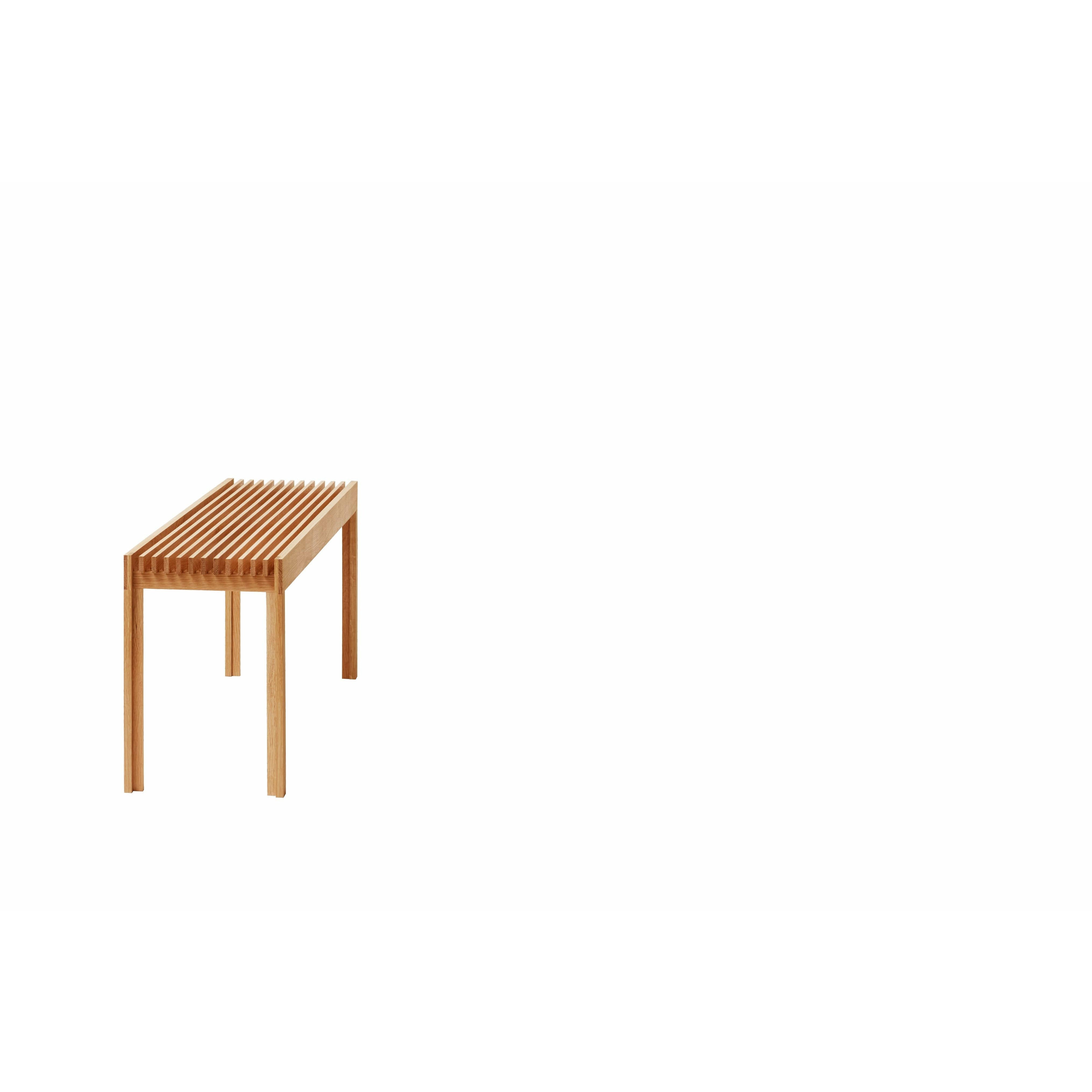 形式和完善轻便的长凳。橡木
