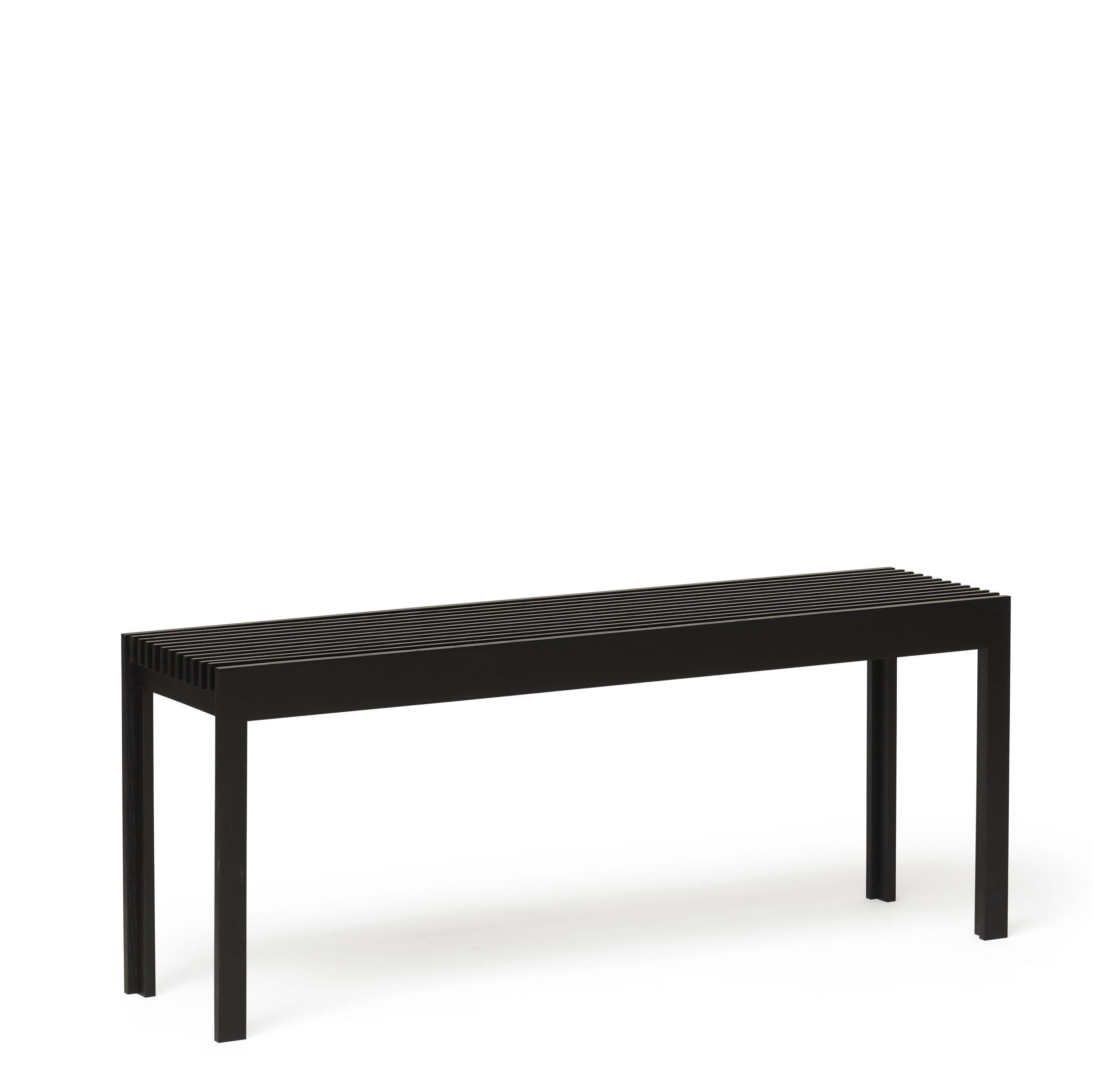 形式和完善轻便的长凳。黑色染色的橡木