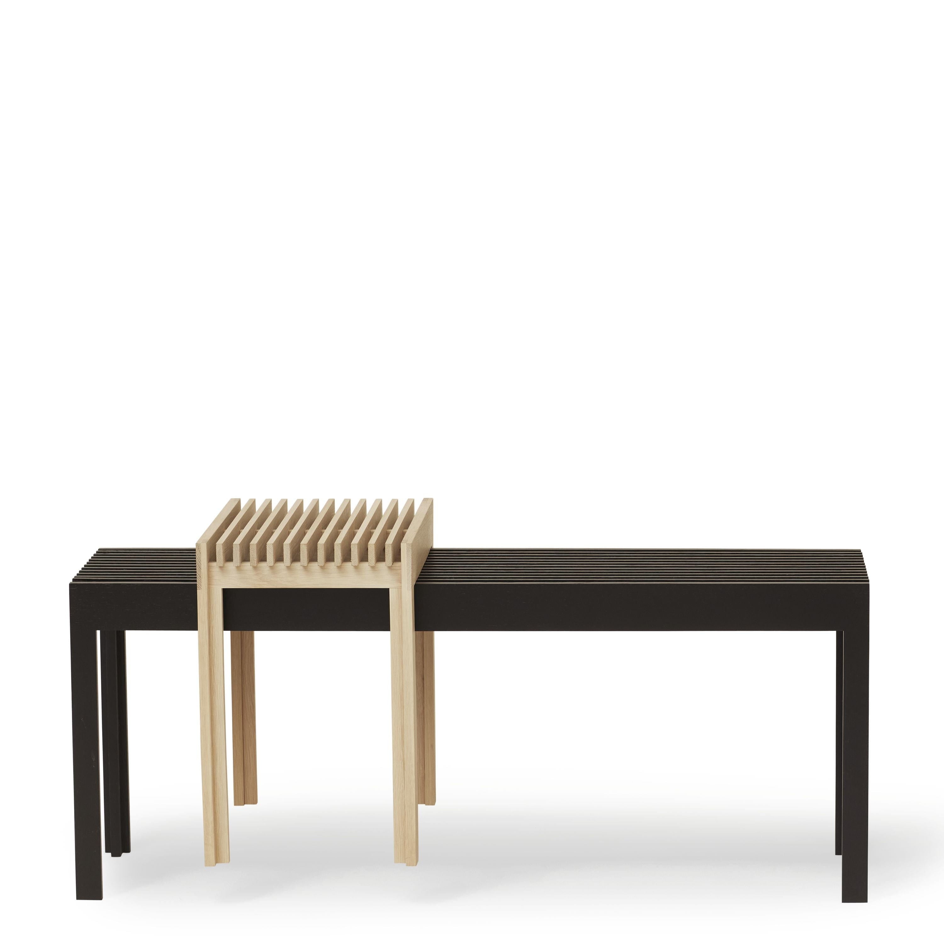 形式和完善轻便的长凳。黑色染色的橡木