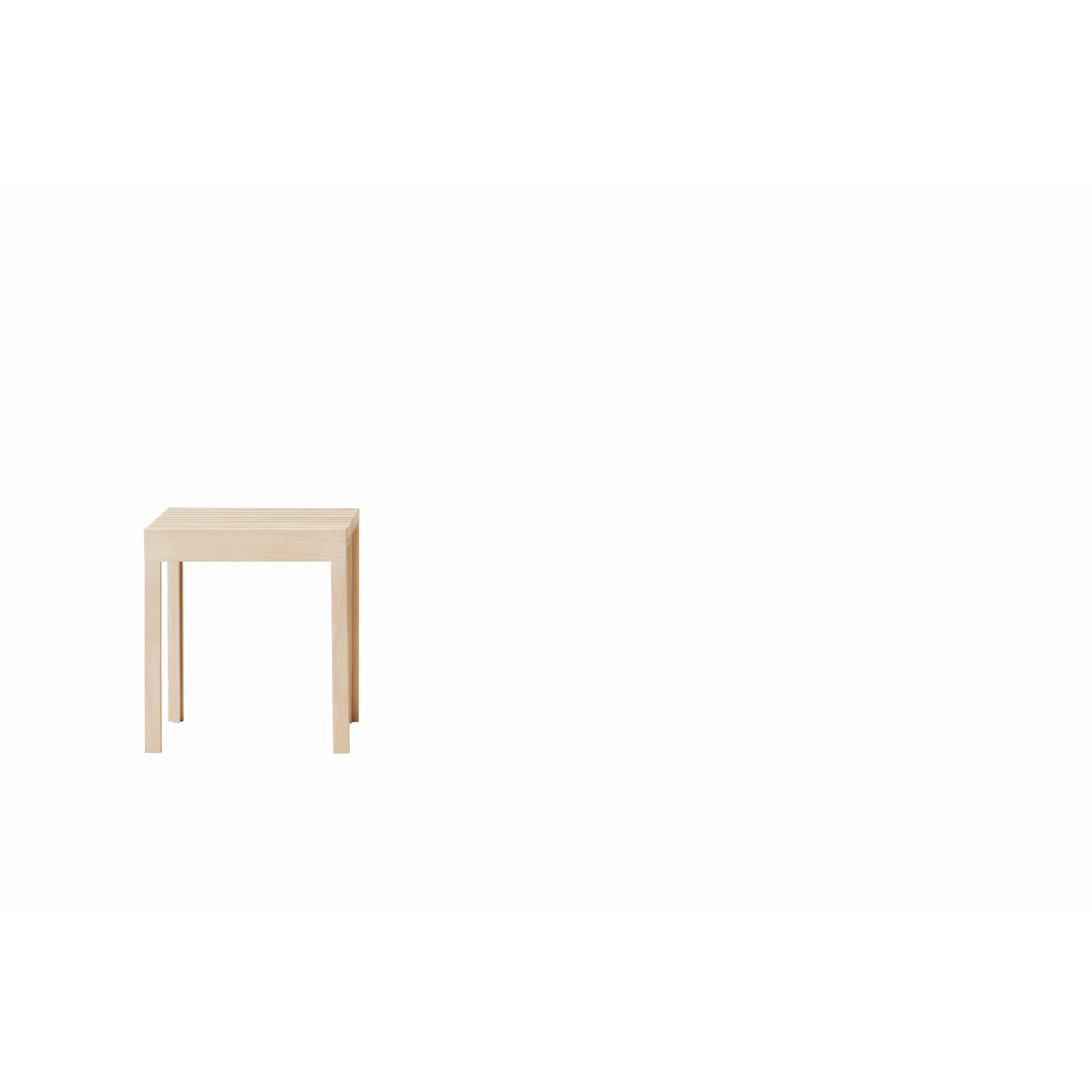 形式和精炼轻便的凳子。白橡木