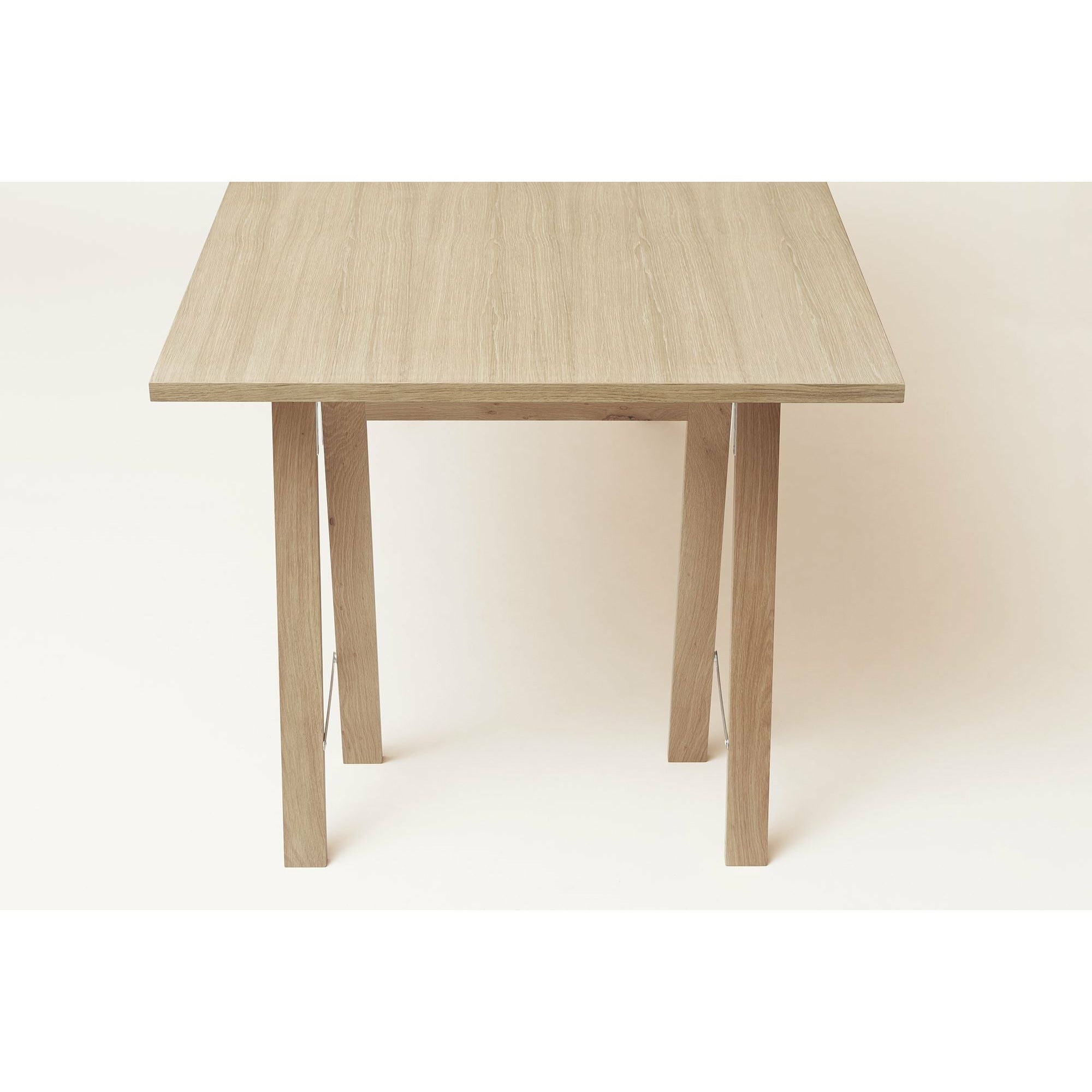 形式和完善的线性桌面125x68厘米。白油橡木