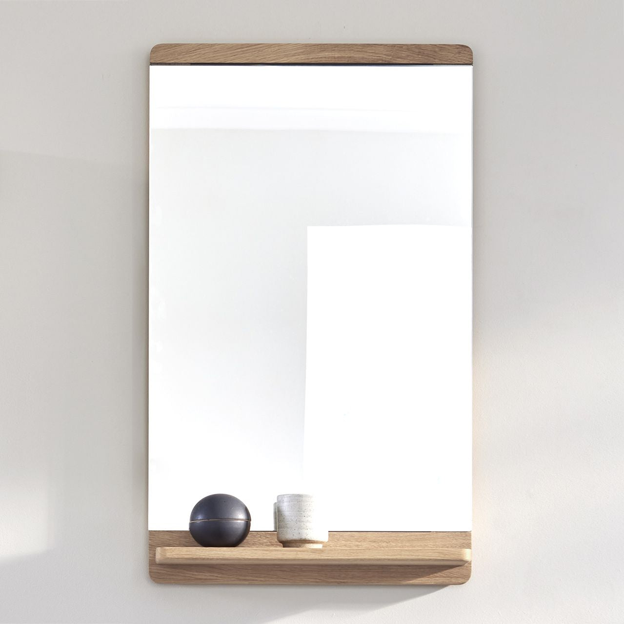 Form & Refine Rim Wall Mirror. Eiche Weiß