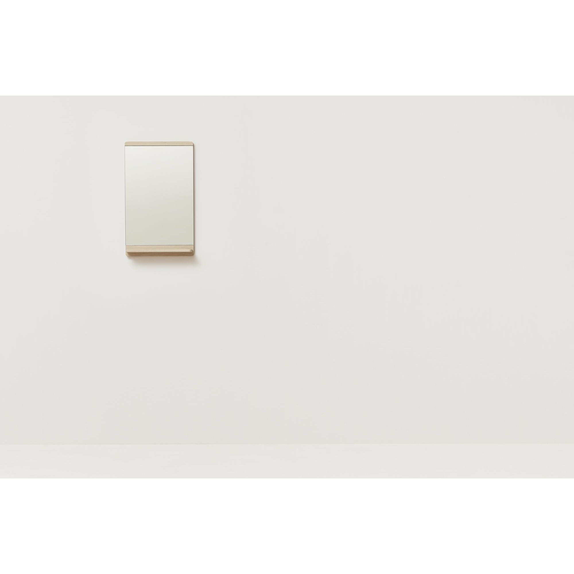 形式和完善的边缘壁镜。白橡木