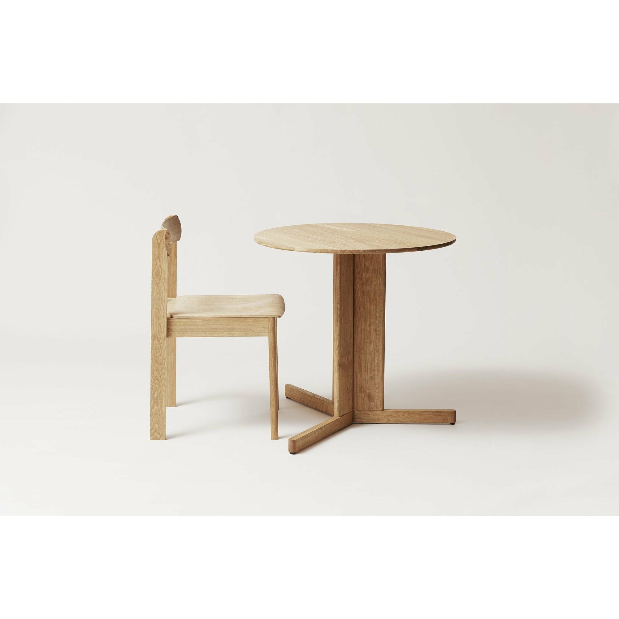 Form og avgrens Trefoil Table Ø75 cm. hvit eik