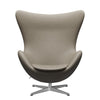 Fritz Hansen Muna -lounge -tuolin nahka, satiini harjattu alumiini/välttämätön vaaleanharmaa