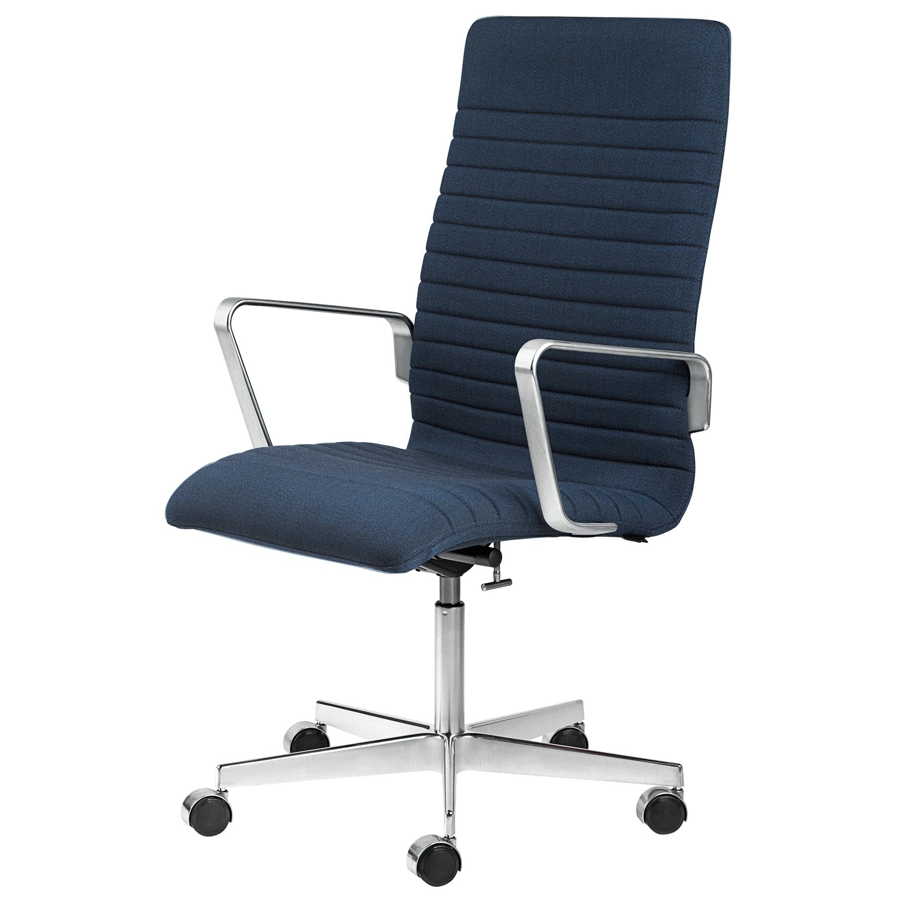 Fritz Hansen Oxford Premium höhenverstellbarer Sessel Stoff mittlere Rückenlehne, Felgen Blau
