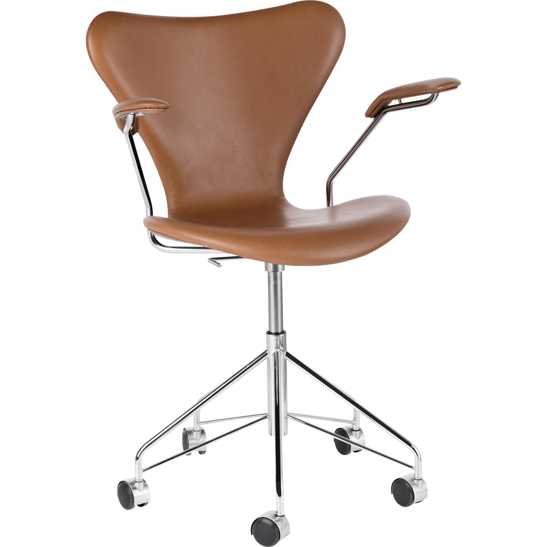 Fritz Hansen Series 7 Swivel Armchair Full Upholstery Leather, Elegance Walnut