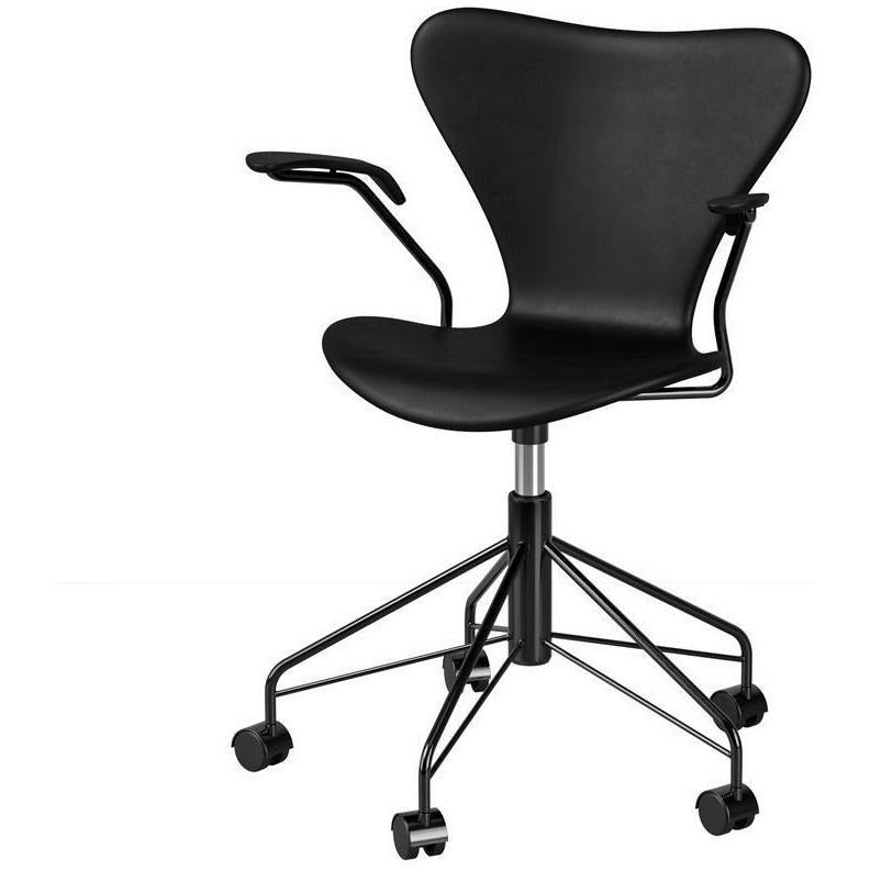 Fritz Hansen Series 7 Swivel Chair With Armrests (For Carpets) Special Edition