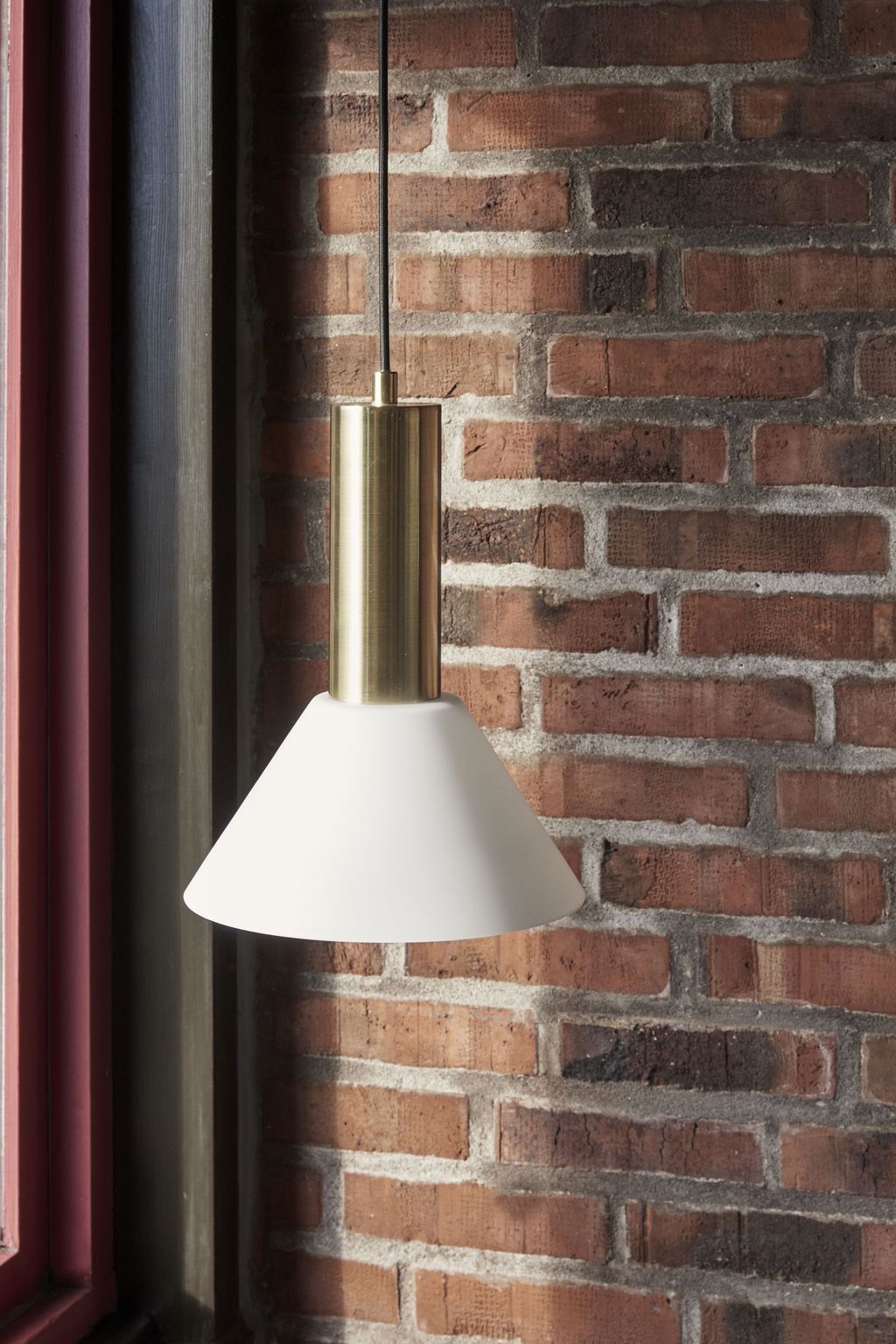 Lámpara de colgante /techo de contraste de Hübsch, latón